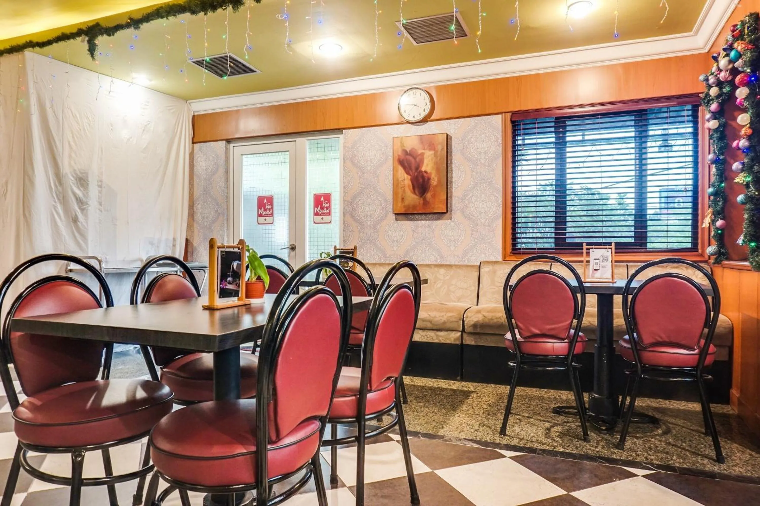 Restaurant/places to eat in Townhouse OAK Bi Executive