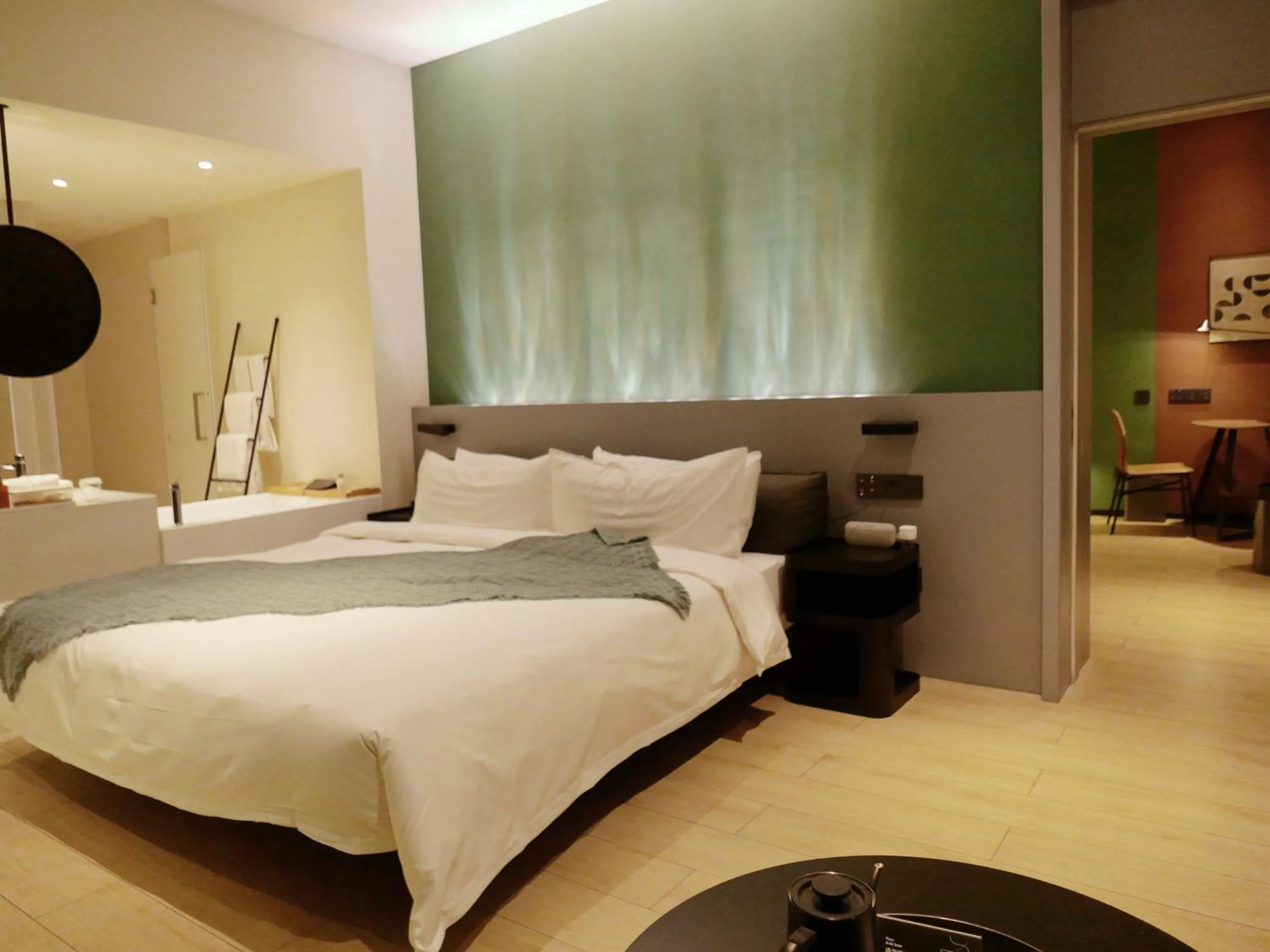 Bed in Zhi Resort Beijing&Peafowl Garden&Breakfast with Deer&Private Hot Spring&50 Meter Swimming Pool&Free Coffee&Close to Olympic Forest Park