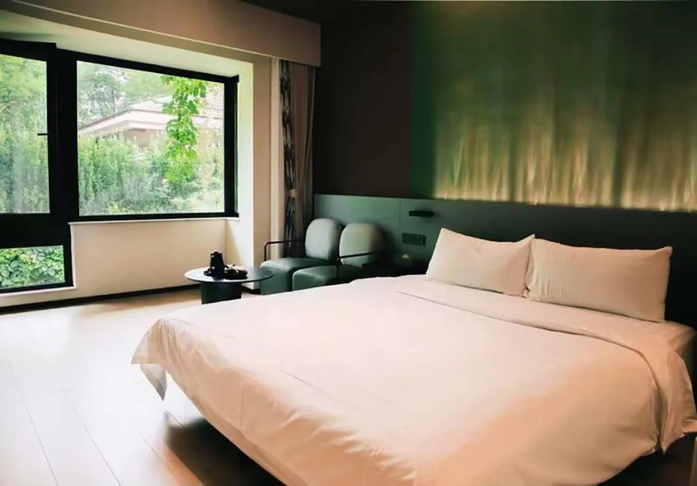 Bed in Zhi Resort Beijing&Peafowl Garden&Breakfast with Deer&Private Hot Spring&50 Meter Swimming Pool&Free Coffee&Close to Olympic Forest Park
