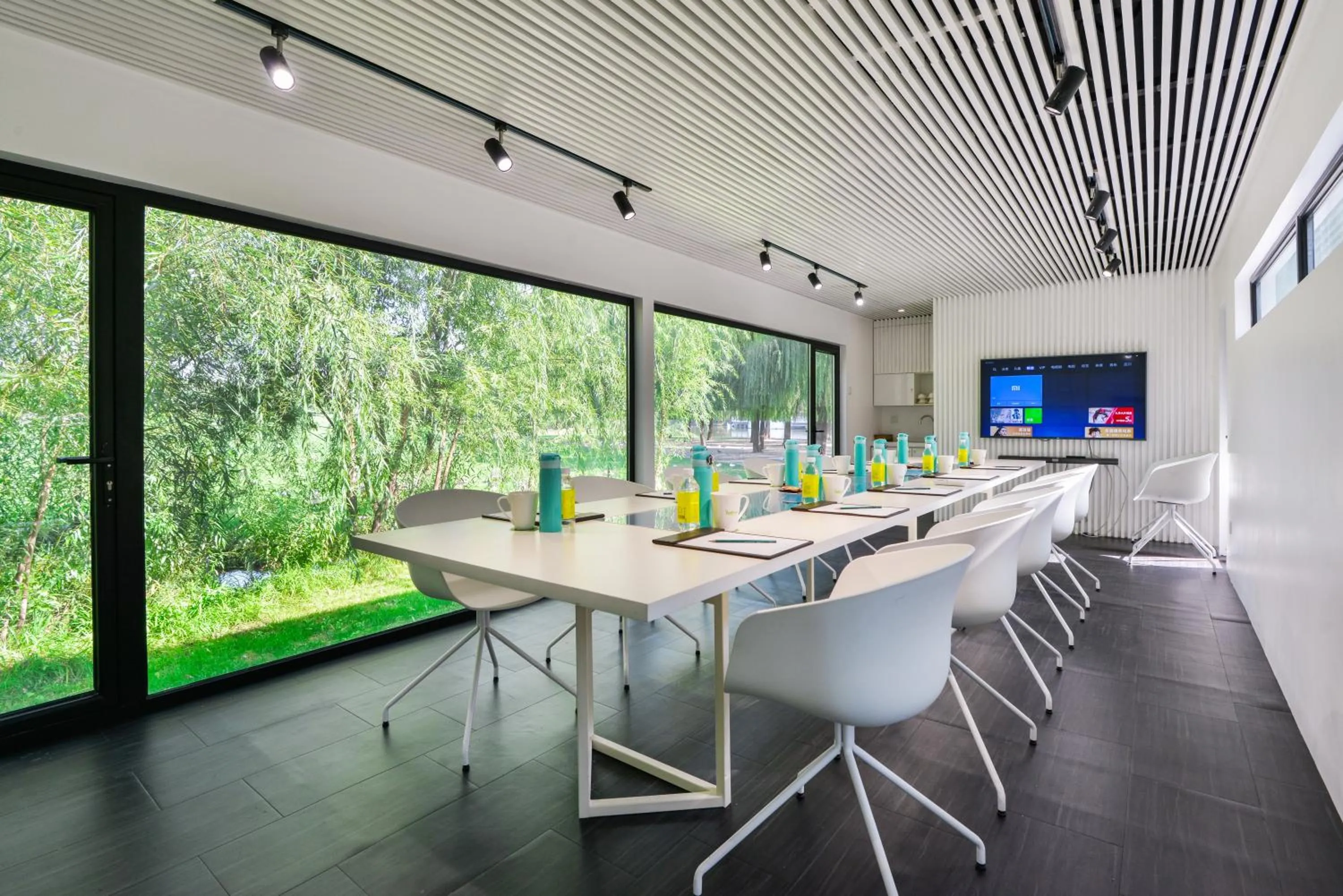 Communal lounge/ TV room in Zhi Resort Beijing&Peafowl Garden&Breakfast with Deer&Private Hot Spring&50 Meter Swimming Pool&Free Coffee&Close to Olympic Forest Park