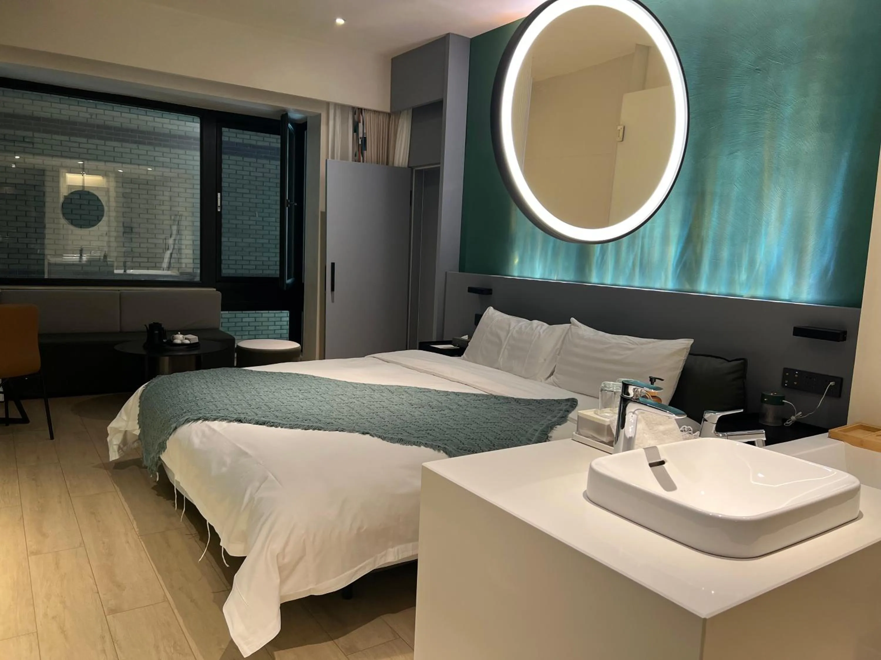 Property building, Bed in Zhi Resort Beijing&Peafowl Garden&Breakfast with Deer&Private Hot Spring&50 Meter Swimming Pool&Free Coffee&Close to Olympic Forest Park