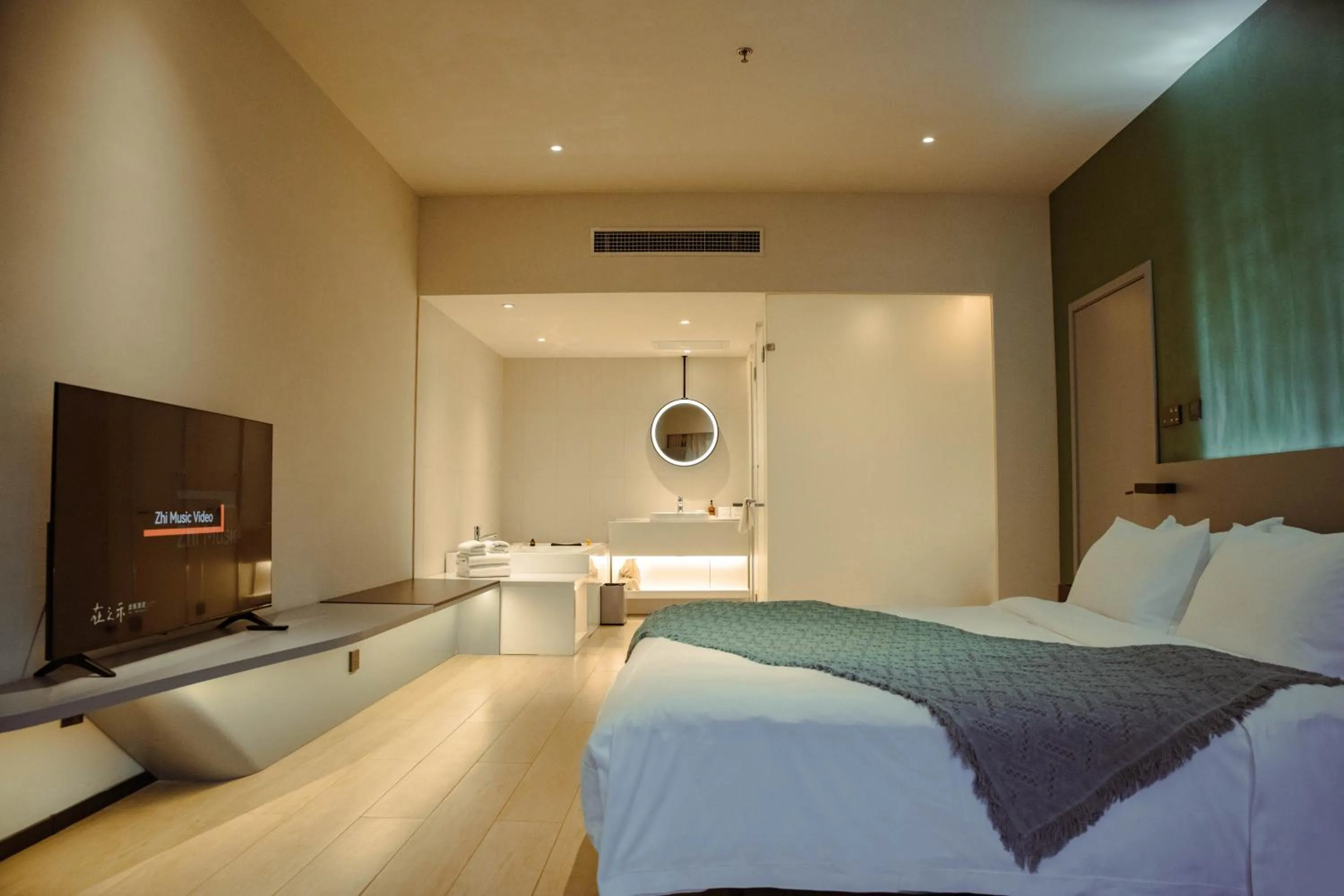 Bed in Zhi Resort Beijing&Peafowl Garden&Breakfast with Deer&Private Hot Spring&50 Meter Swimming Pool&Free Coffee&Close to Olympic Forest Park