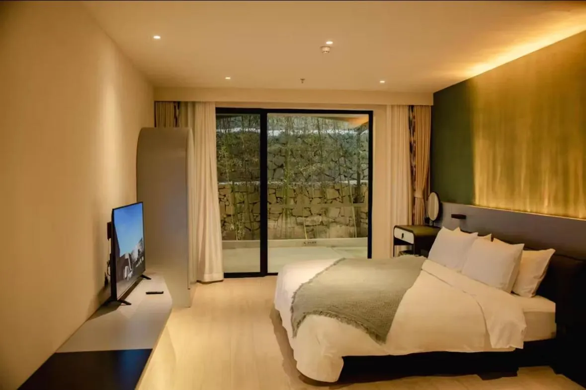 Bed in Zhi Resort Beijing&Peafowl Garden&Breakfast with Deer&Private Hot Spring&50 Meter Swimming Pool&Free Coffee&Close to Olympic Forest Park