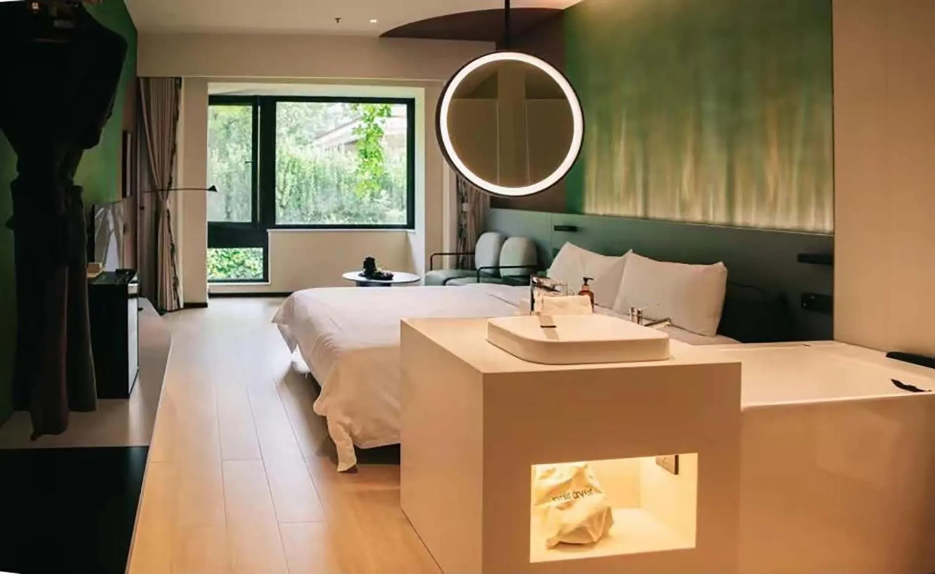 Property building, Bed in Zhi Resort Beijing&Peafowl Garden&Breakfast with Deer&Private Hot Spring&50 Meter Swimming Pool&Free Coffee&Close to Olympic Forest Park