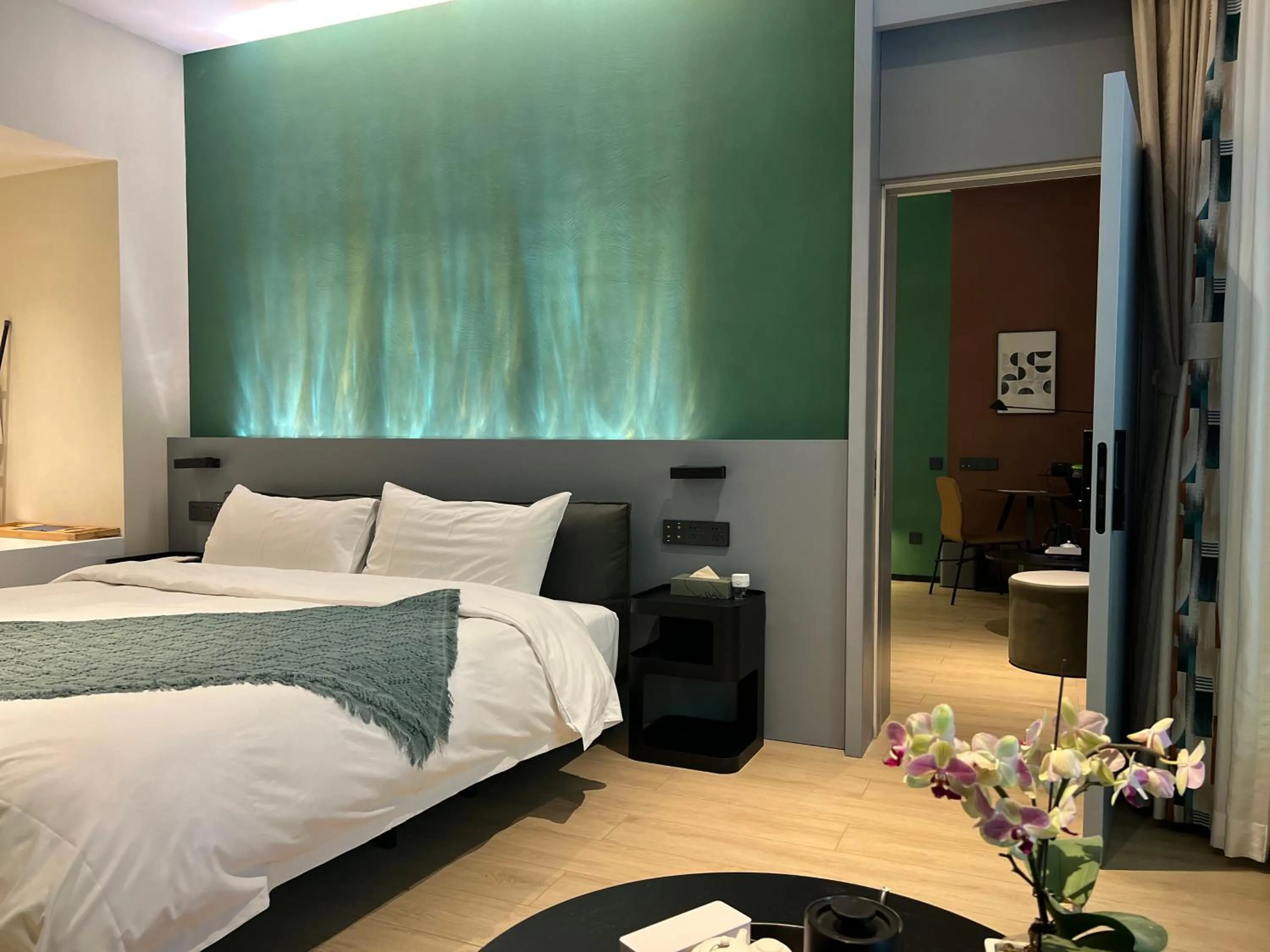 Property building, Bed in Zhi Resort Beijing&Peafowl Garden&Breakfast with Deer&Private Hot Spring&50 Meter Swimming Pool&Free Coffee&Close to Olympic Forest Park