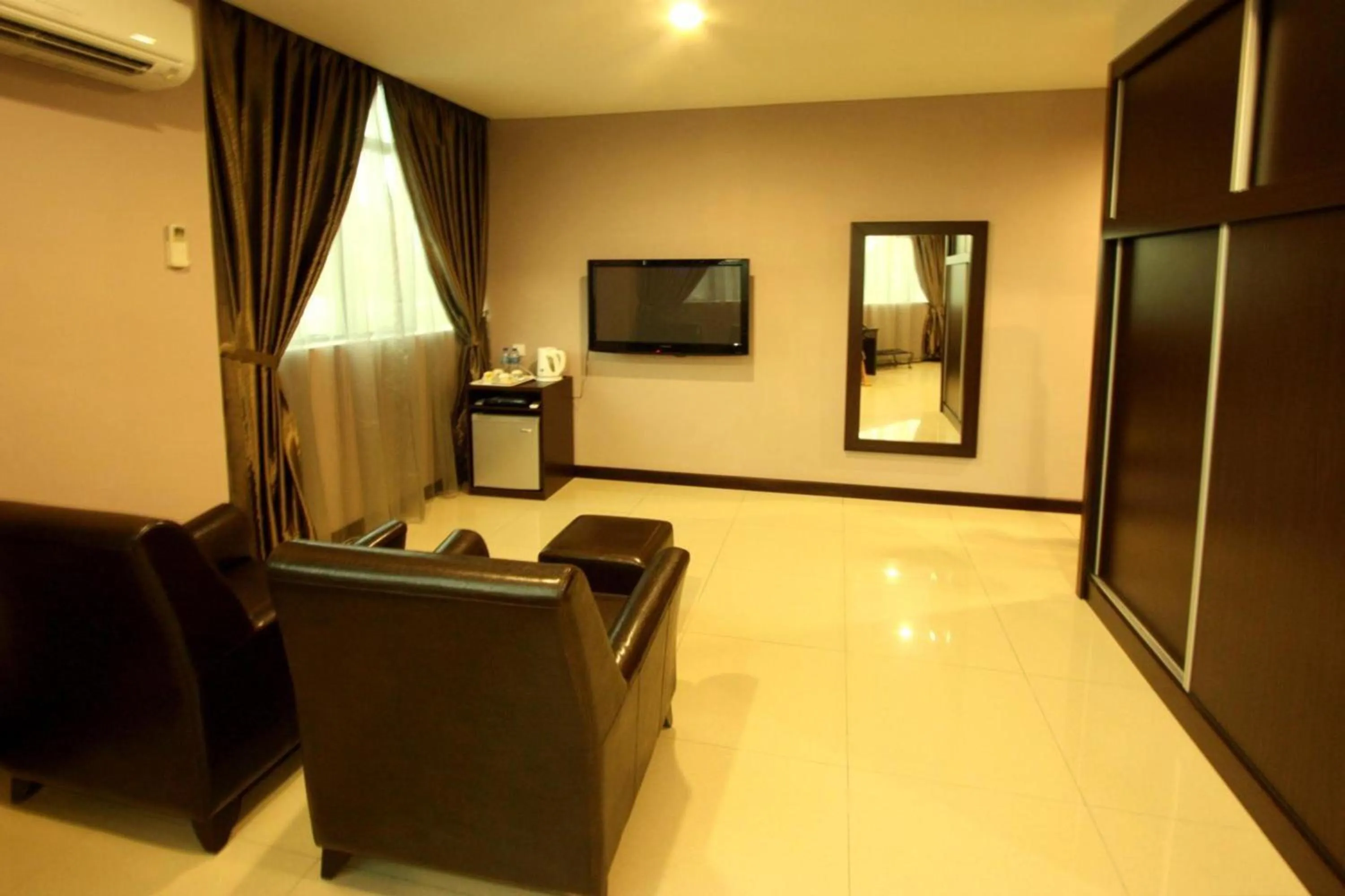 TV and multimedia in Capital O Rail Hotel