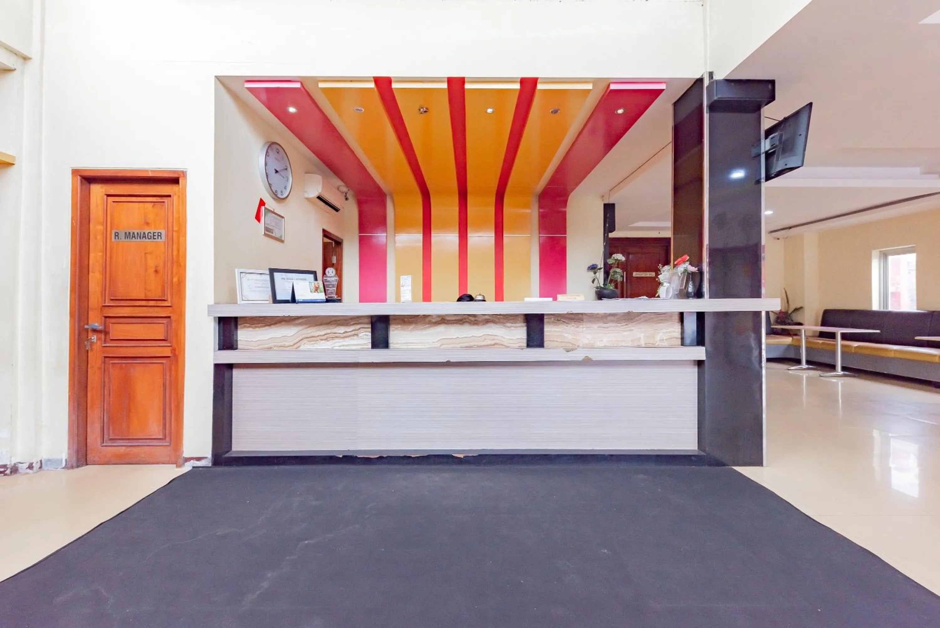 Lobby or reception in Urbanview Hotel Onyx Ketapang by RedDoorz