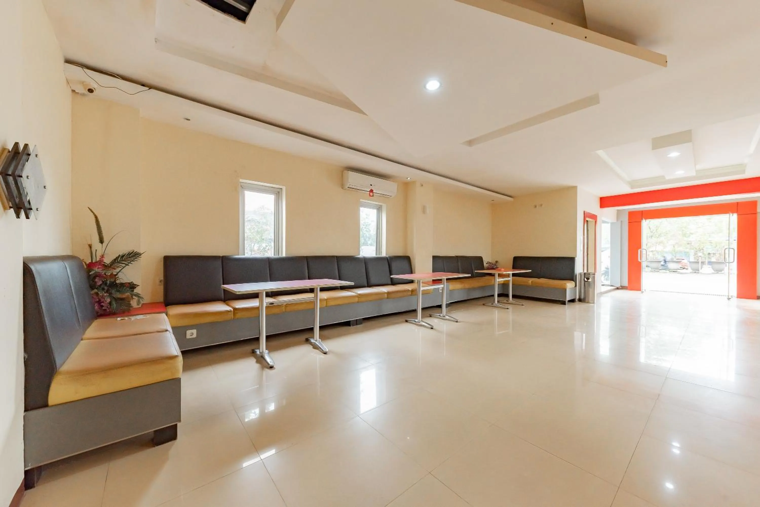 Lobby or reception in Urbanview Hotel Onyx Ketapang by RedDoorz