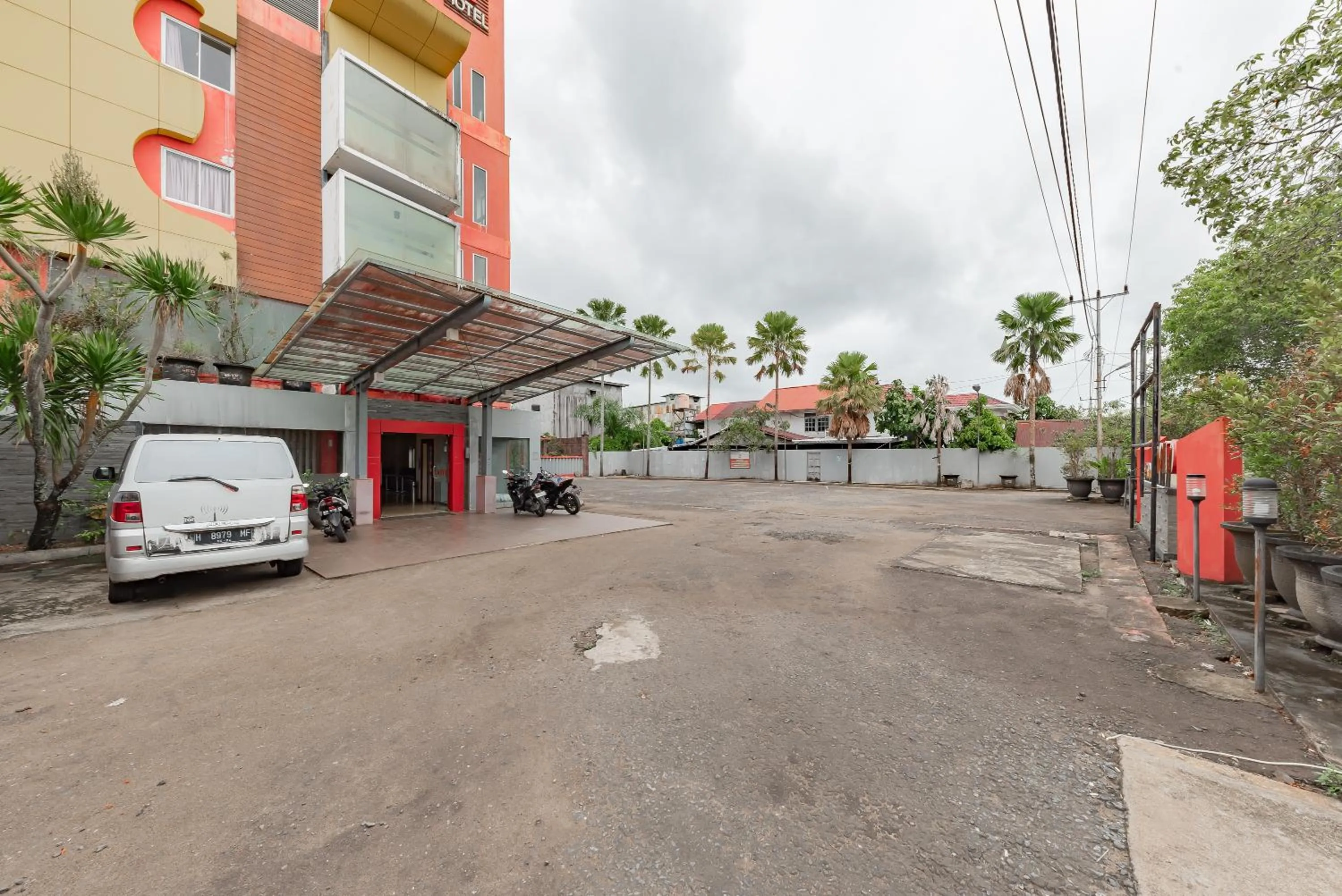 Parking in Urbanview Hotel Onyx Ketapang by RedDoorz