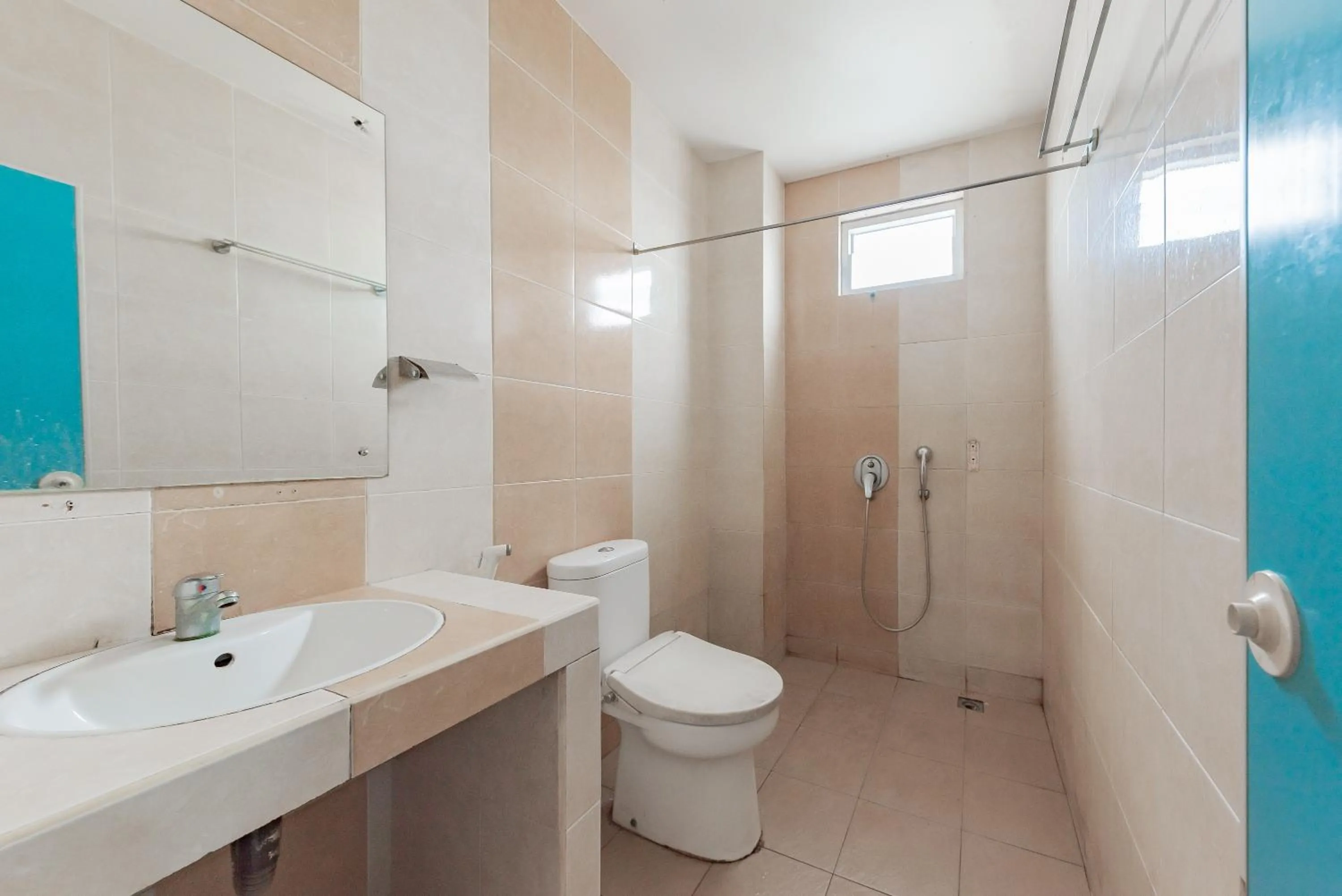 Bathroom in Urbanview Hotel Onyx Ketapang by RedDoorz