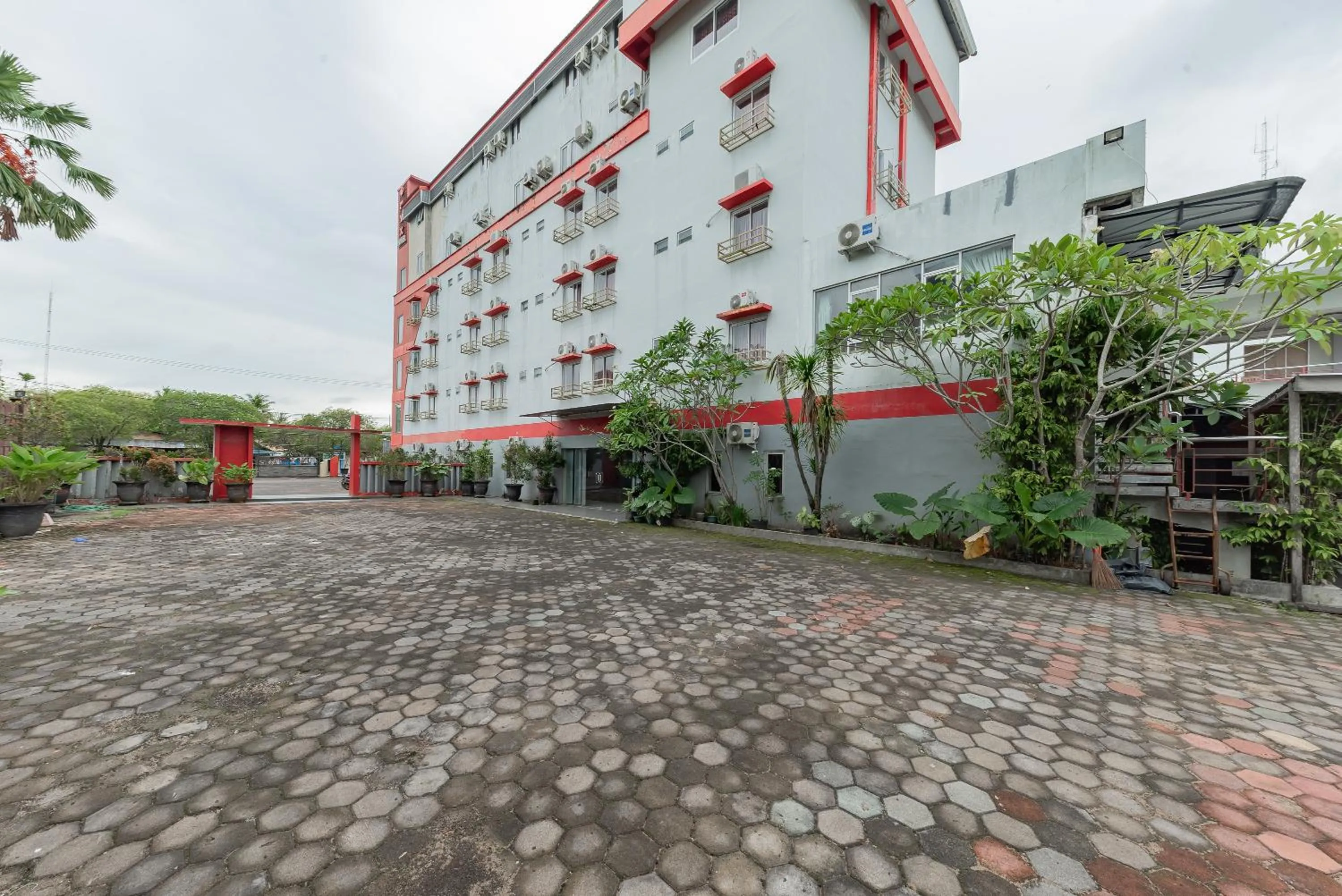 Property building in Urbanview Hotel Onyx Ketapang by RedDoorz