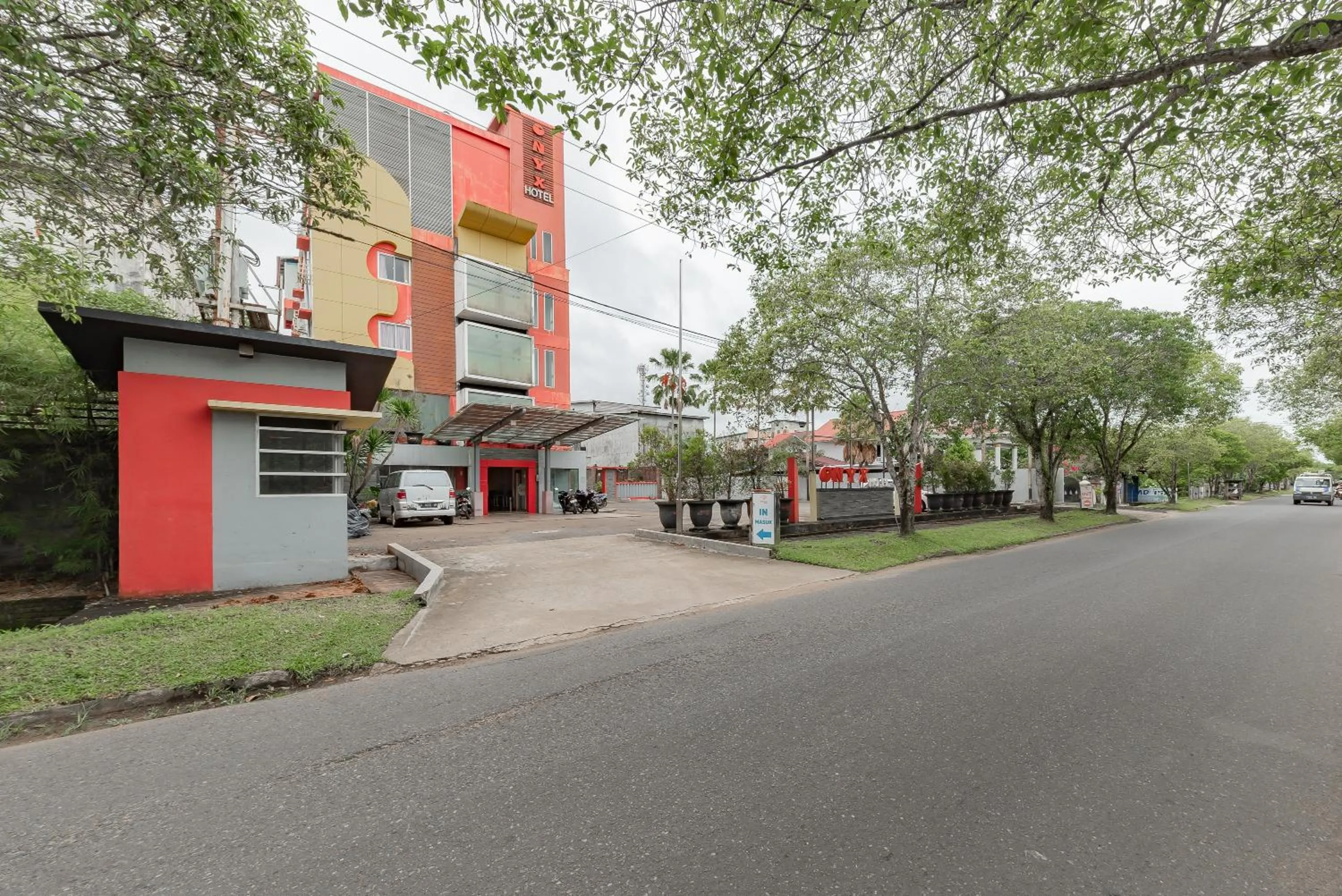 Facade/entrance in Urbanview Hotel Onyx Ketapang by RedDoorz