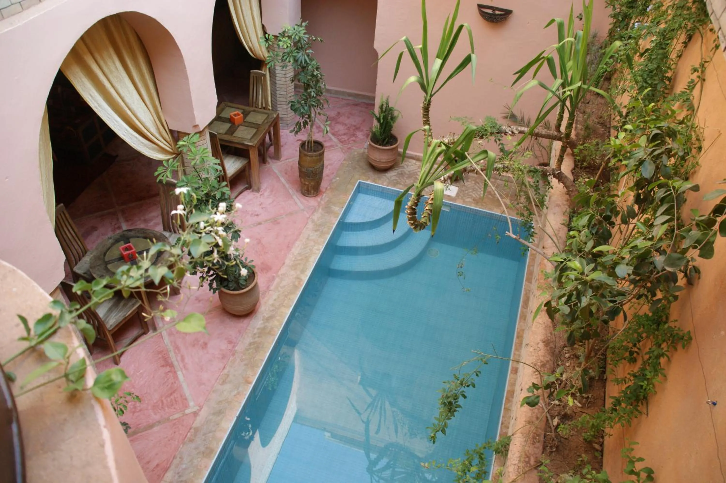 Swimming pool in Riad Azenzer