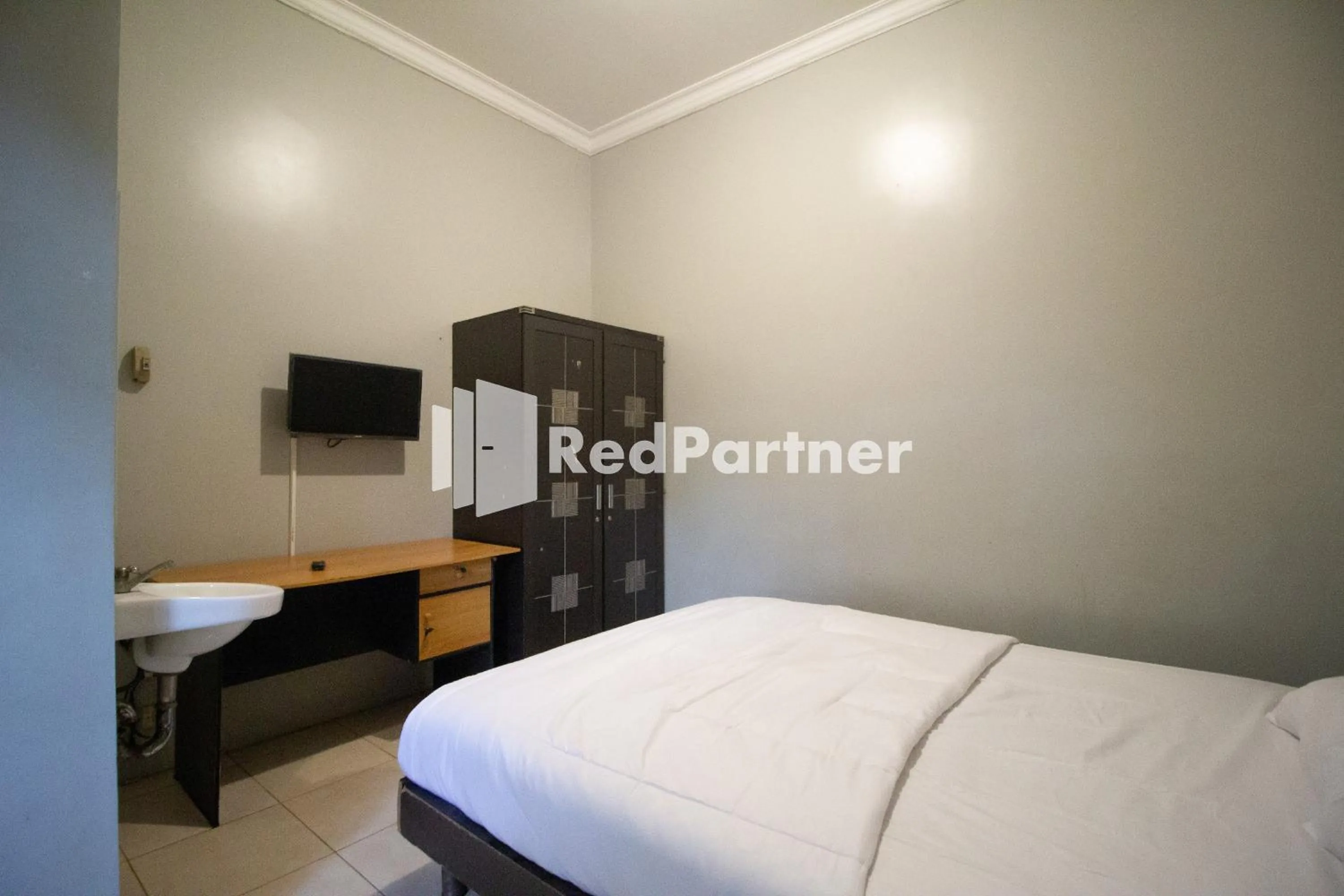 Bedroom, Bed in De Kost Solo Mitra RedDoorz