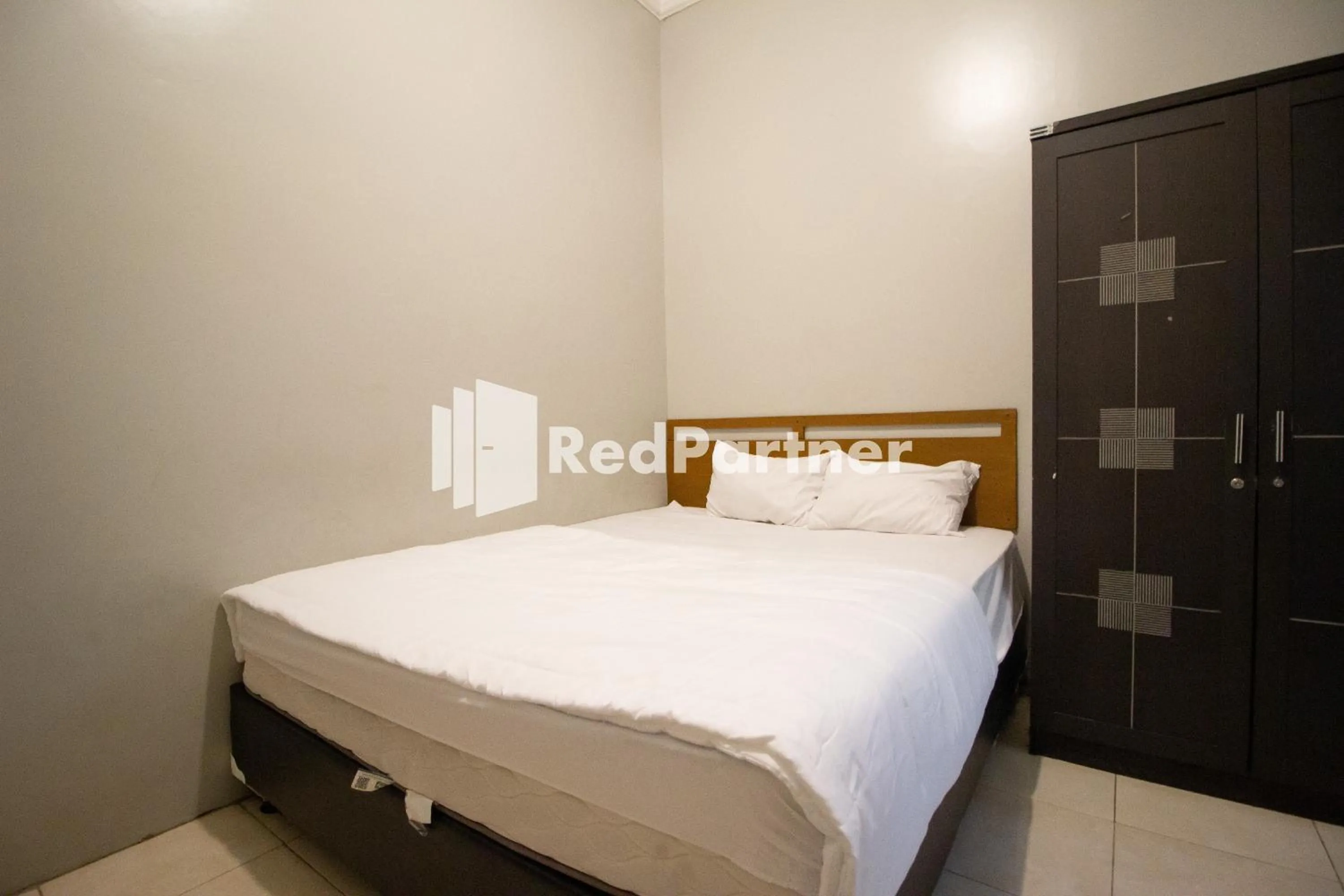 Bedroom, Bed in De Kost Solo Mitra RedDoorz