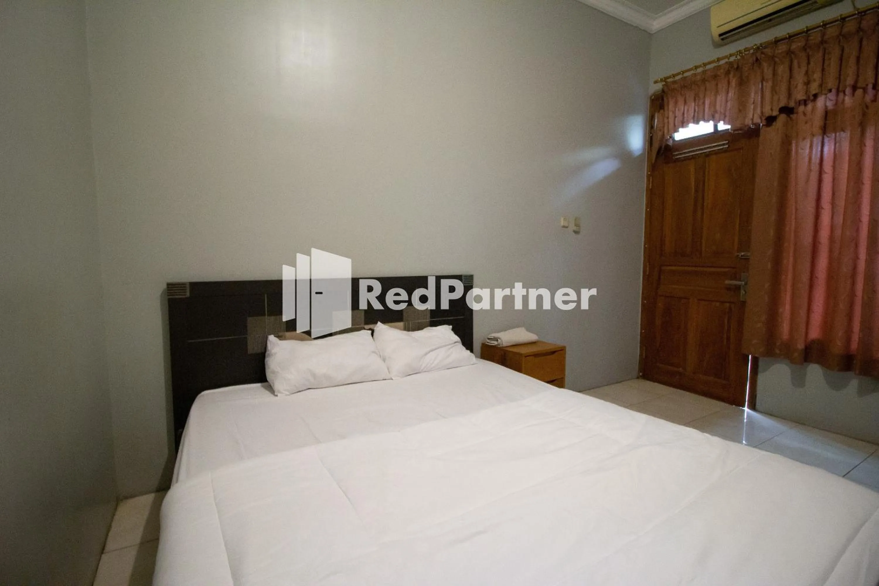 Bedroom, Bed in De Kost Solo Mitra RedDoorz