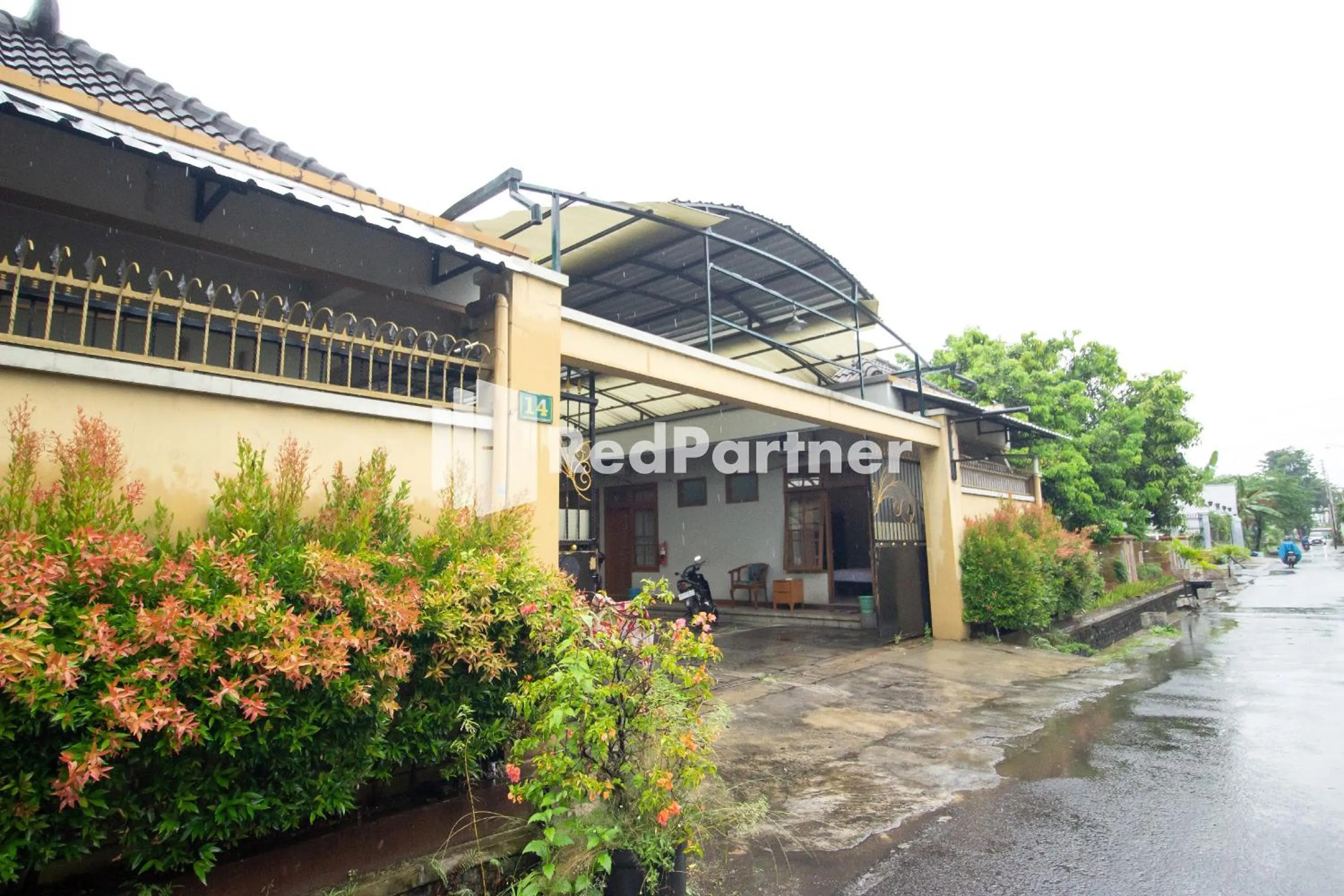 Property building in De Kost Solo Mitra RedDoorz