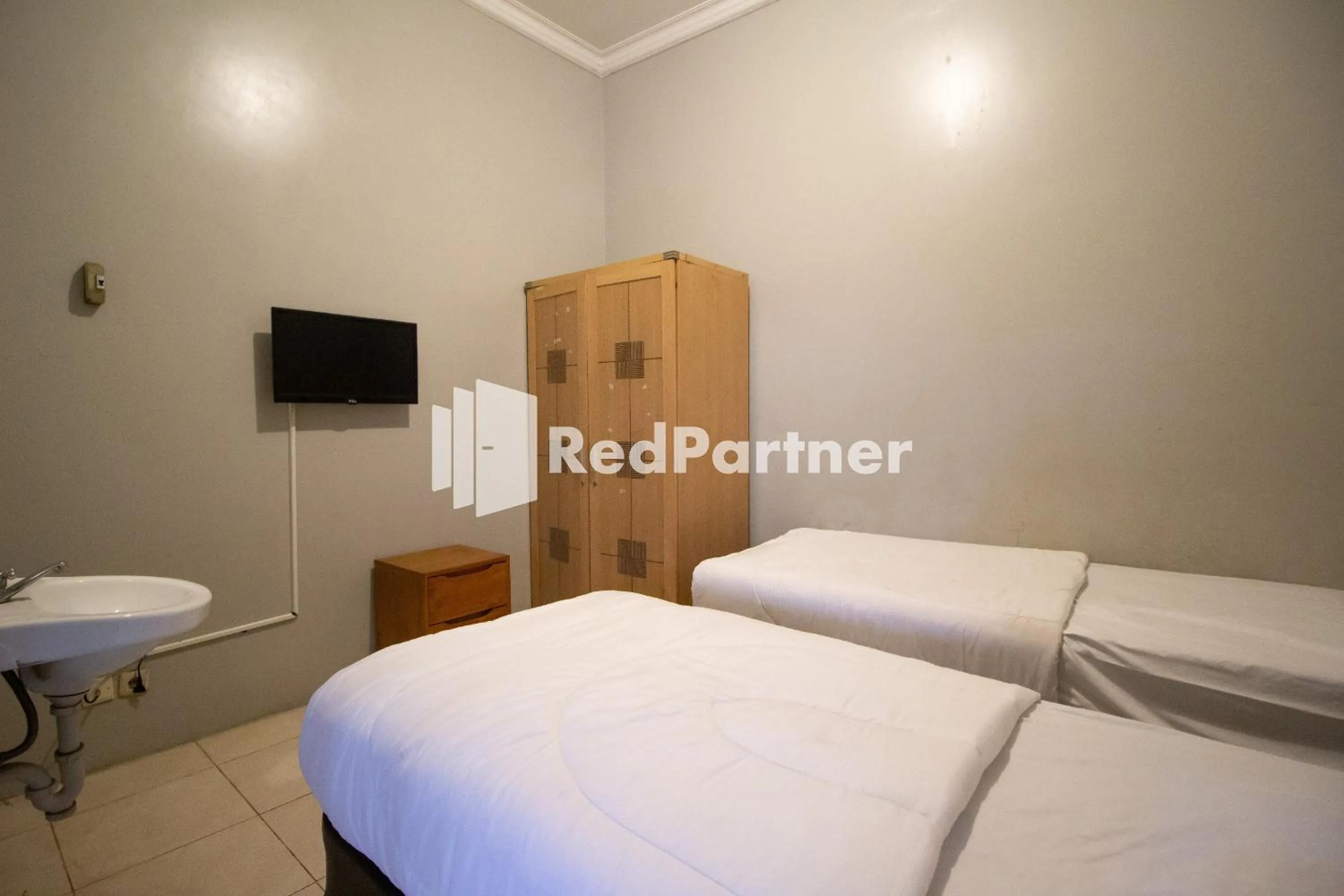 Bedroom, Bed in De Kost Solo Mitra RedDoorz