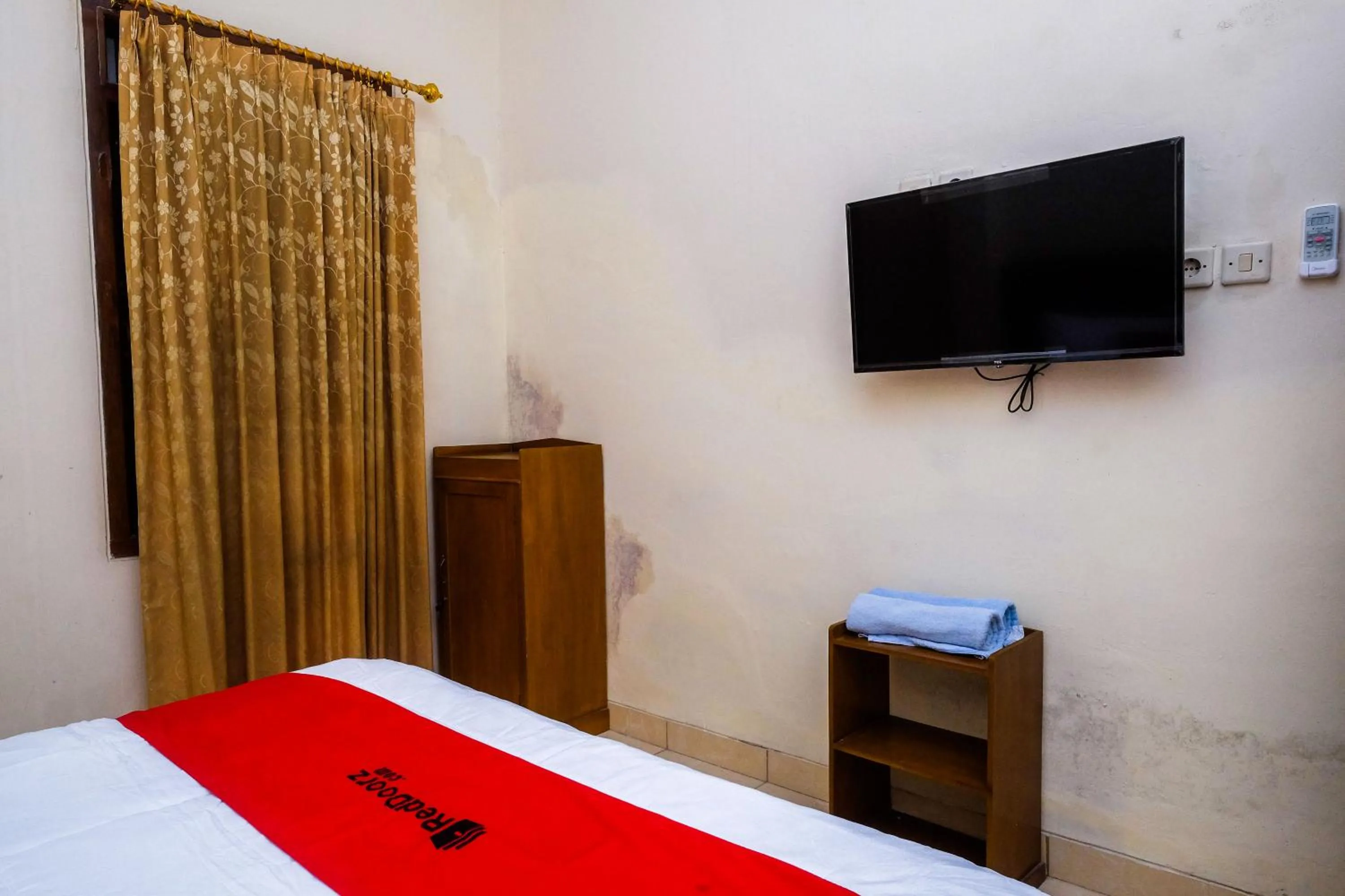 Bedroom, Bed in RedDoorz Syariah @ Griya Thamrin Manahan Solo