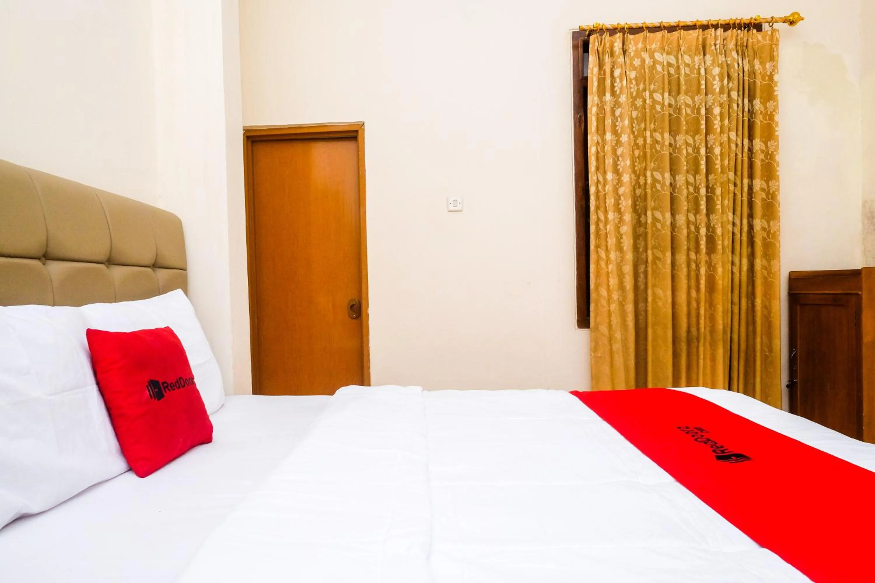 Bedroom, Bed in RedDoorz Syariah @ Griya Thamrin Manahan Solo