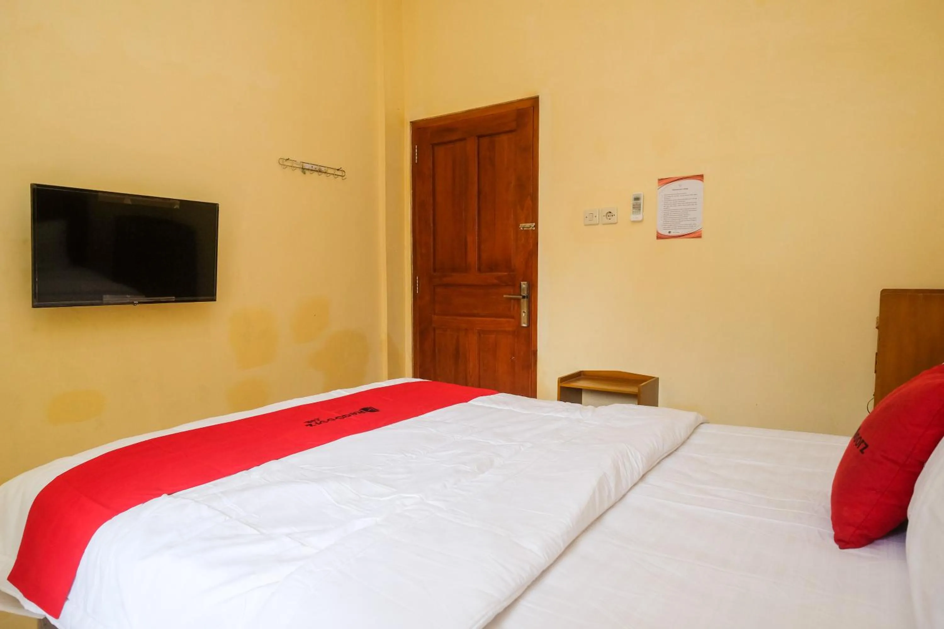 Bedroom, Bed in RedDoorz Syariah @ Griya Thamrin Manahan Solo