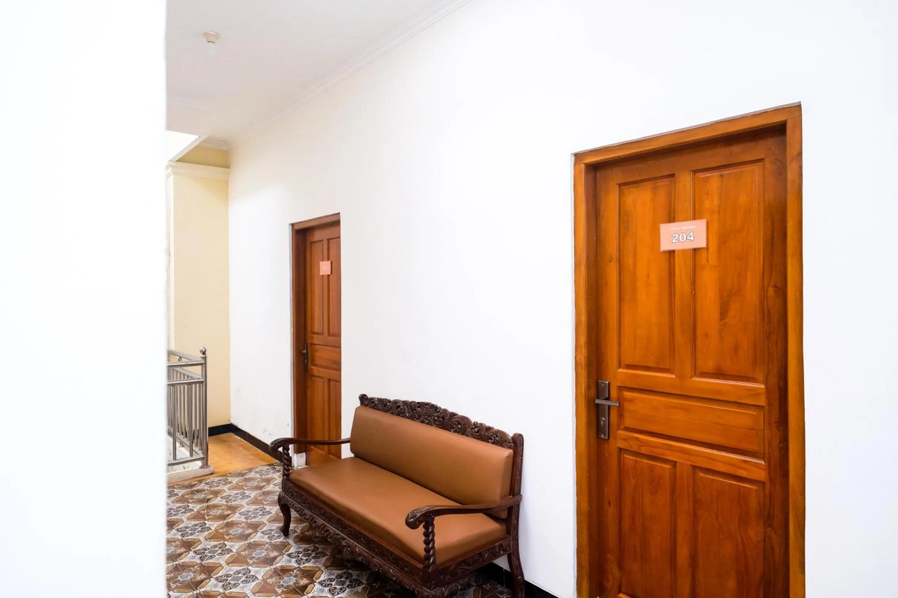 Seating area in RedDoorz Syariah @ Griya Thamrin Manahan Solo