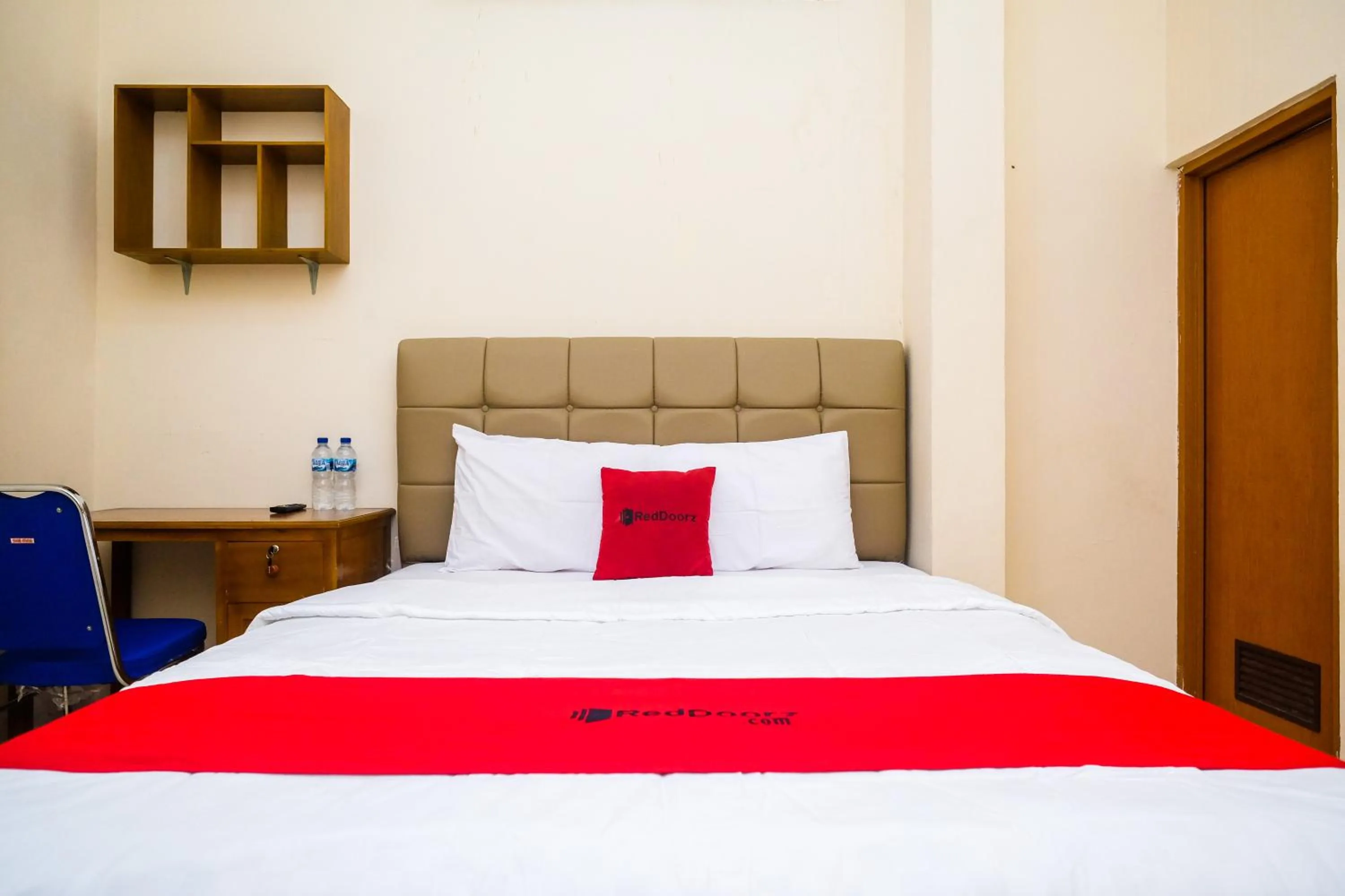 Bedroom, Bed in RedDoorz Syariah @ Griya Thamrin Manahan Solo