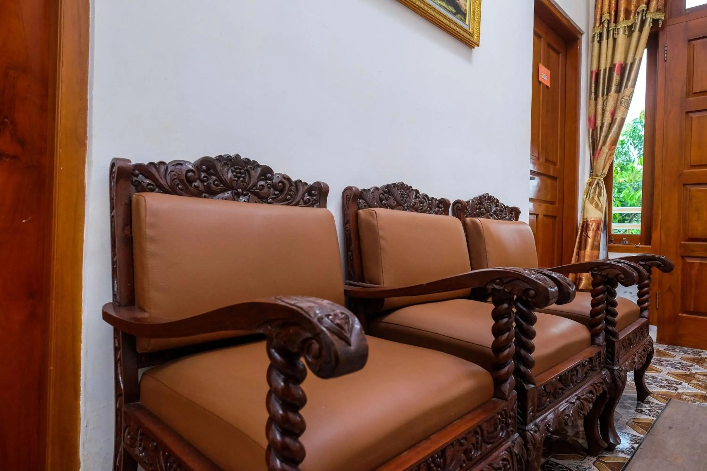 Seating area in RedDoorz Syariah @ Griya Thamrin Manahan Solo