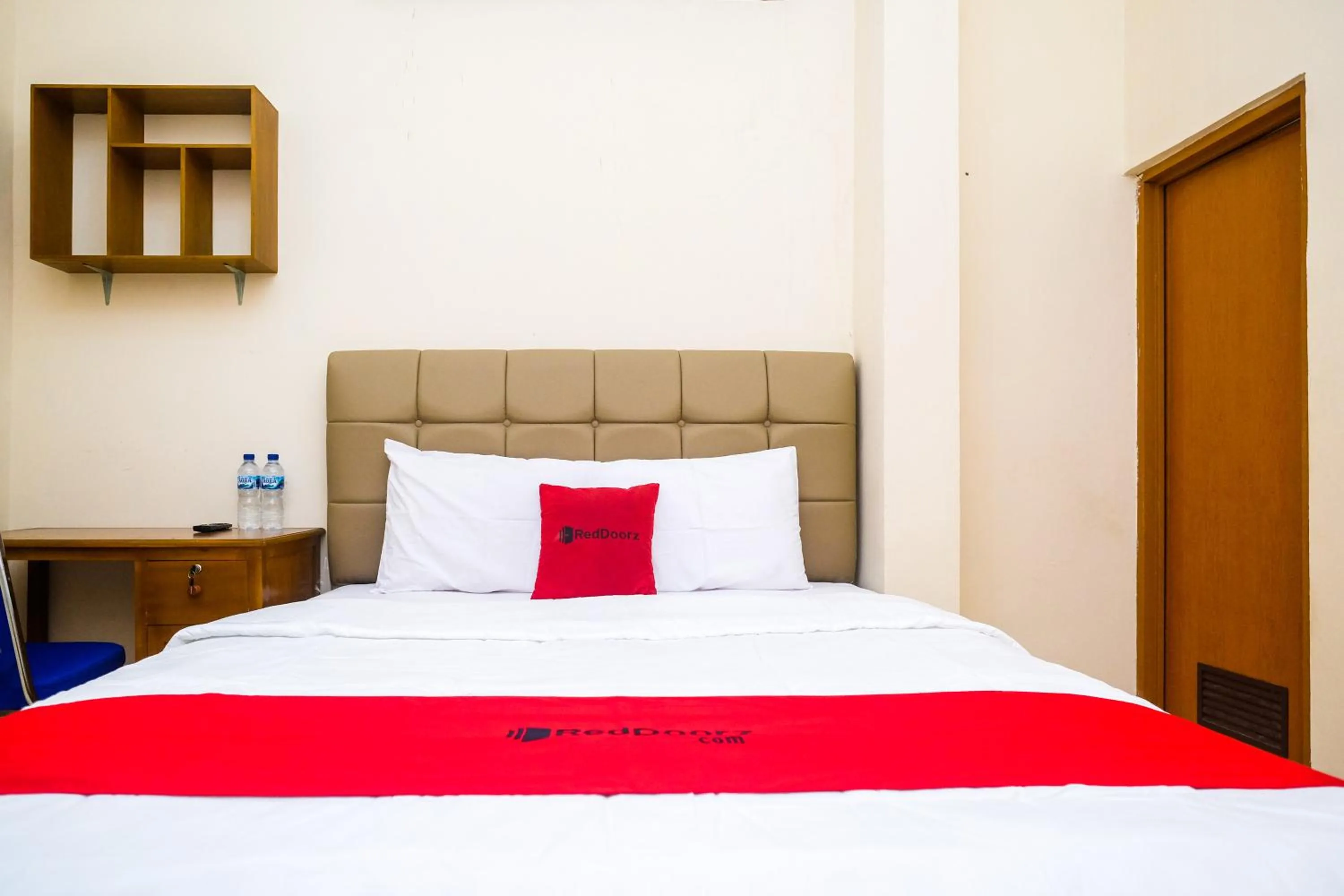 Bedroom, Bed in RedDoorz Syariah @ Griya Thamrin Manahan Solo