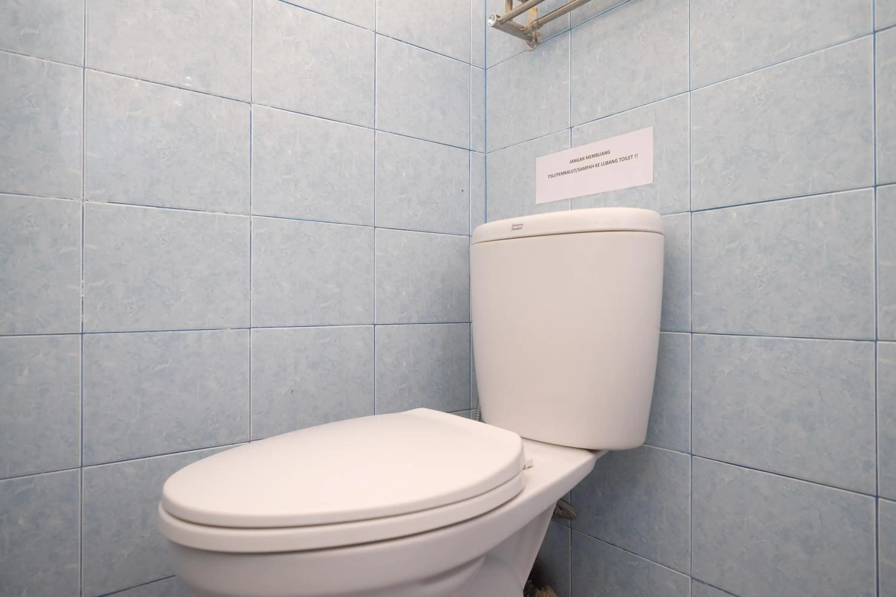 Bathroom in RedDoorz Syariah @ Griya Thamrin Manahan Solo