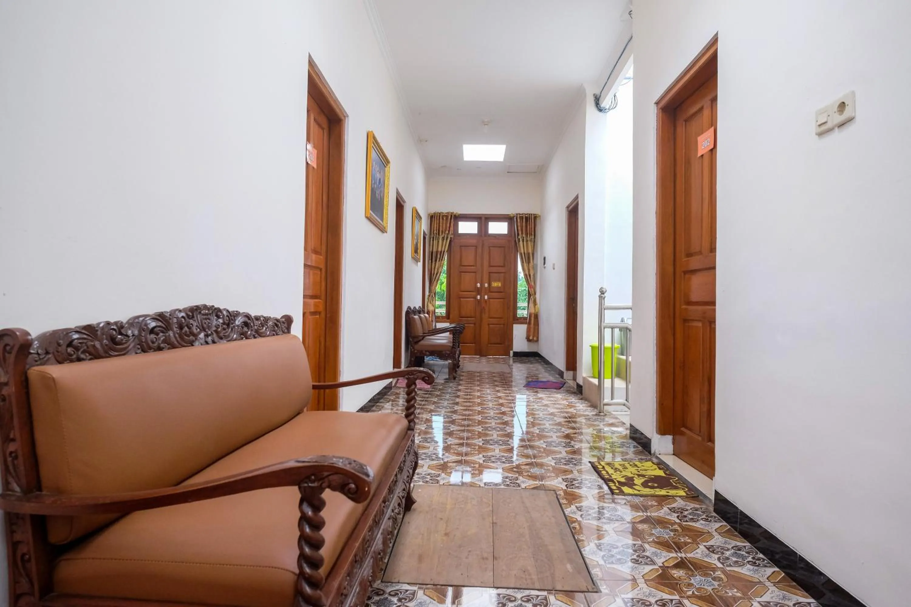 Seating area in RedDoorz Syariah @ Griya Thamrin Manahan Solo