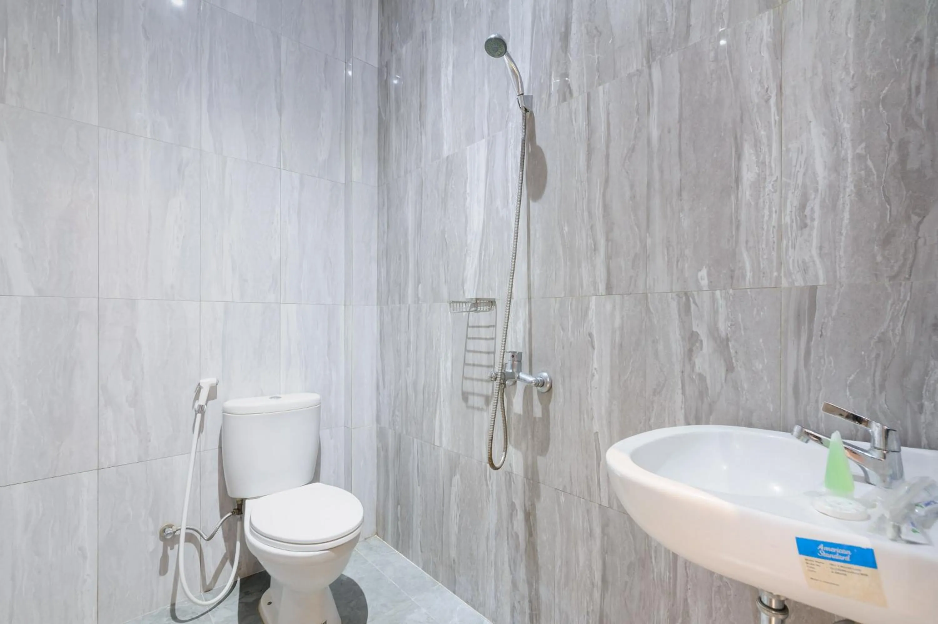 Bathroom in Urbanview Hotel Brodam's Pematang Siantar by RedDoorz