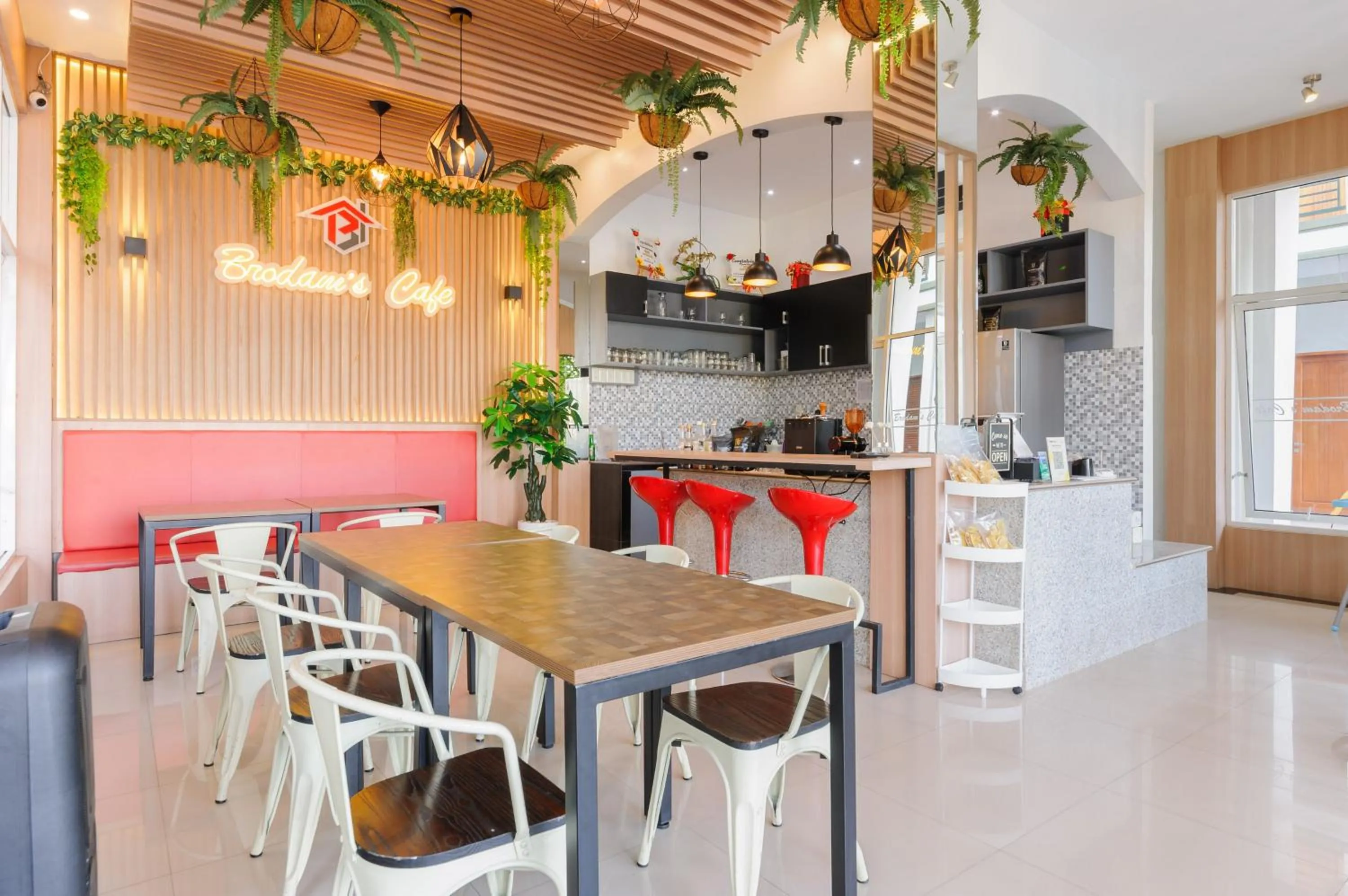 Restaurant/places to eat in Urbanview Hotel Brodam's Pematang Siantar by RedDoorz