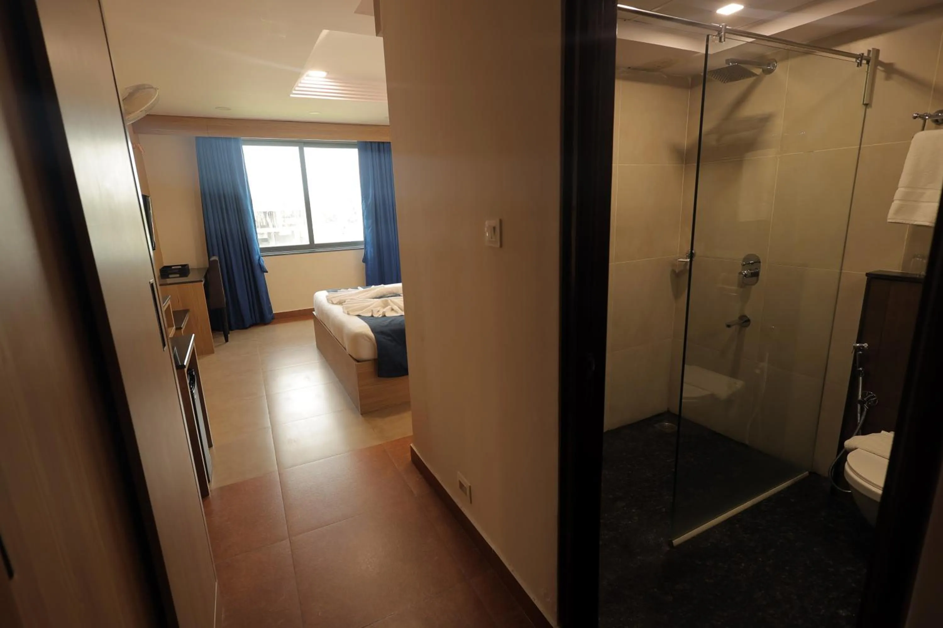 Shower, Bed in MJ Avyanna Resort & Convention Centre, Bengaluru