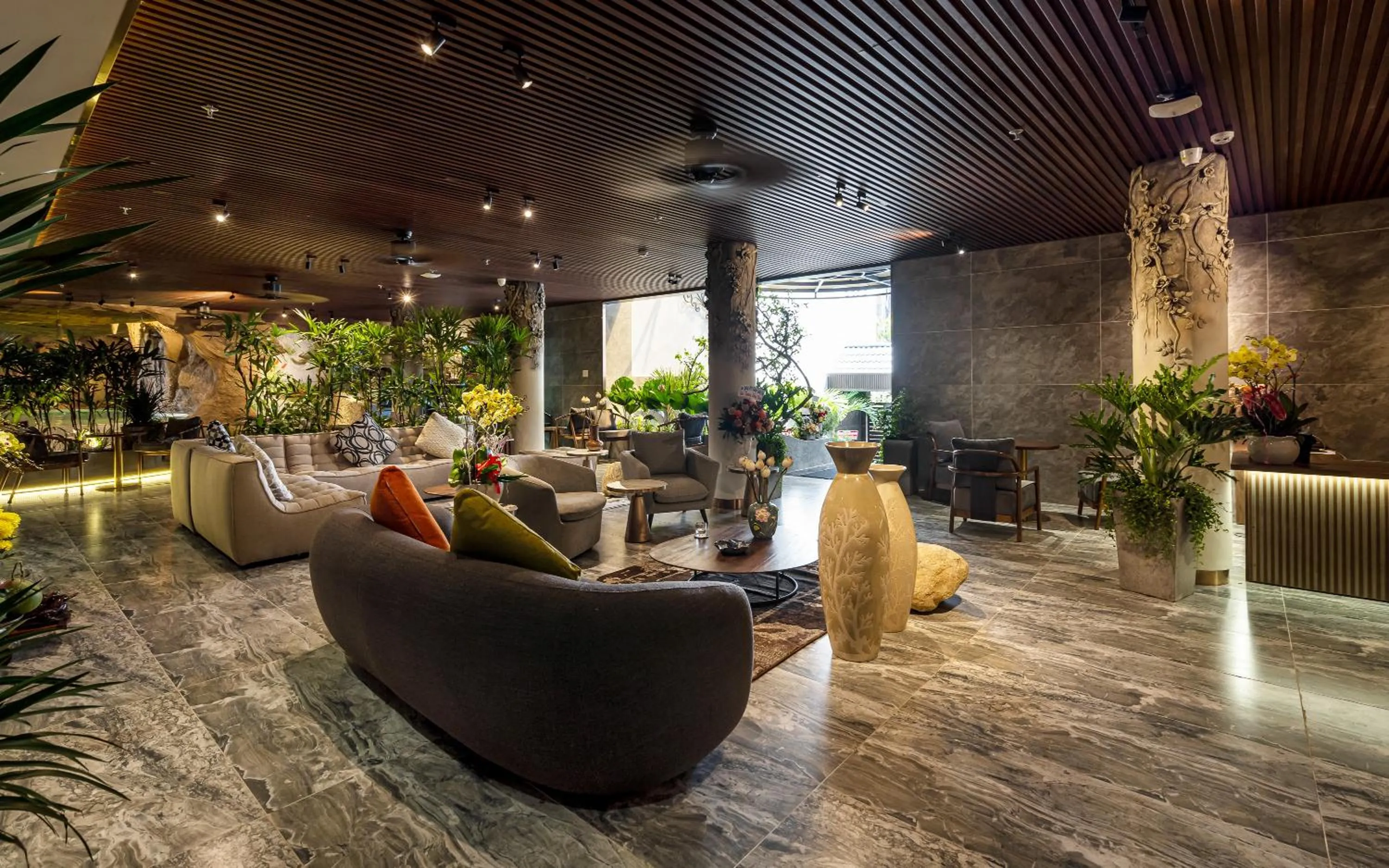 Communal lounge/ TV room in KunKin Garden Aparthotel