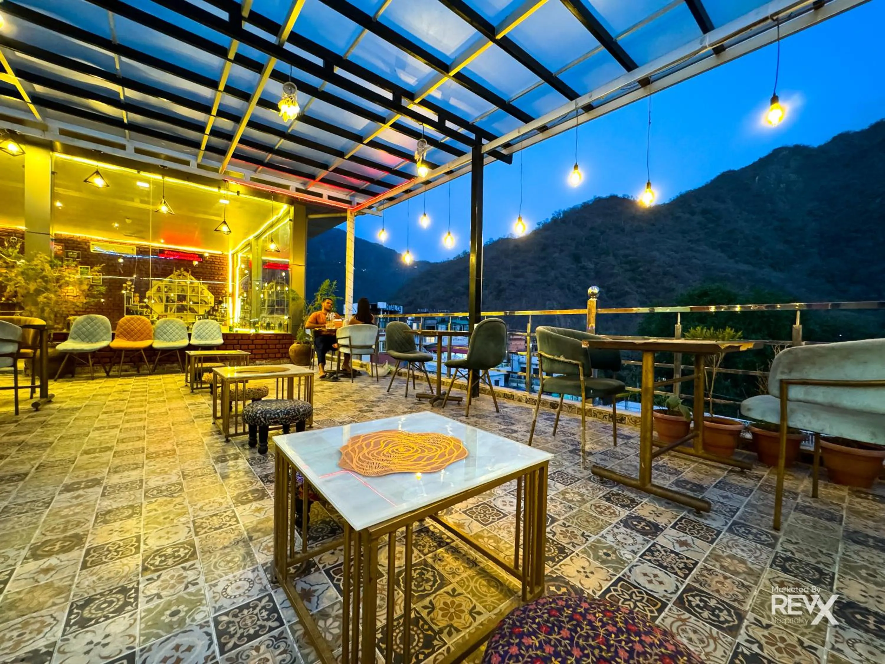 Restaurant/places to eat in Hotel Wraveler Inn