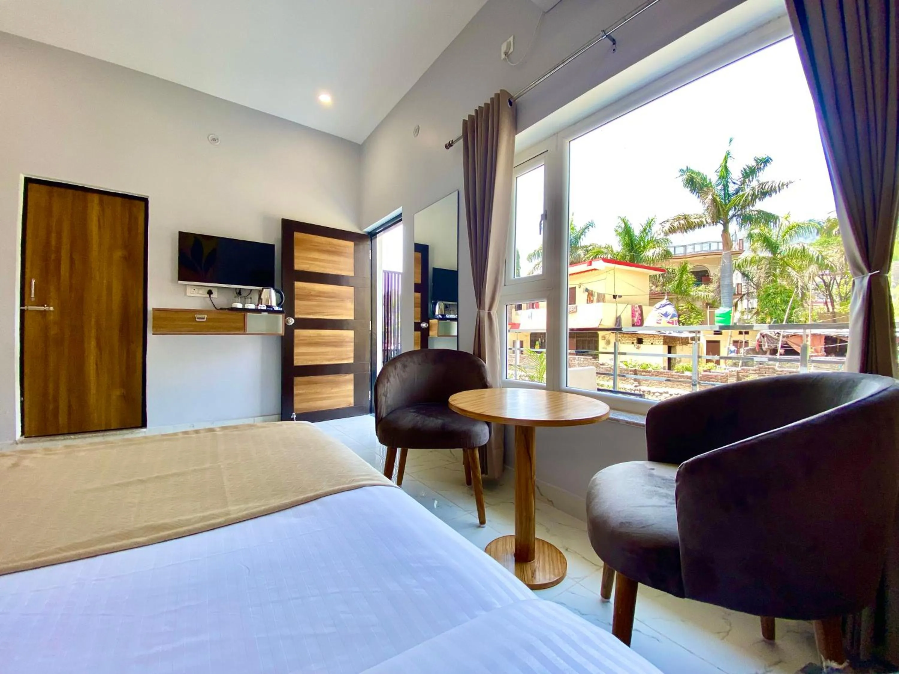 Communal lounge/ TV room, Bed in Hotel Wraveler Inn