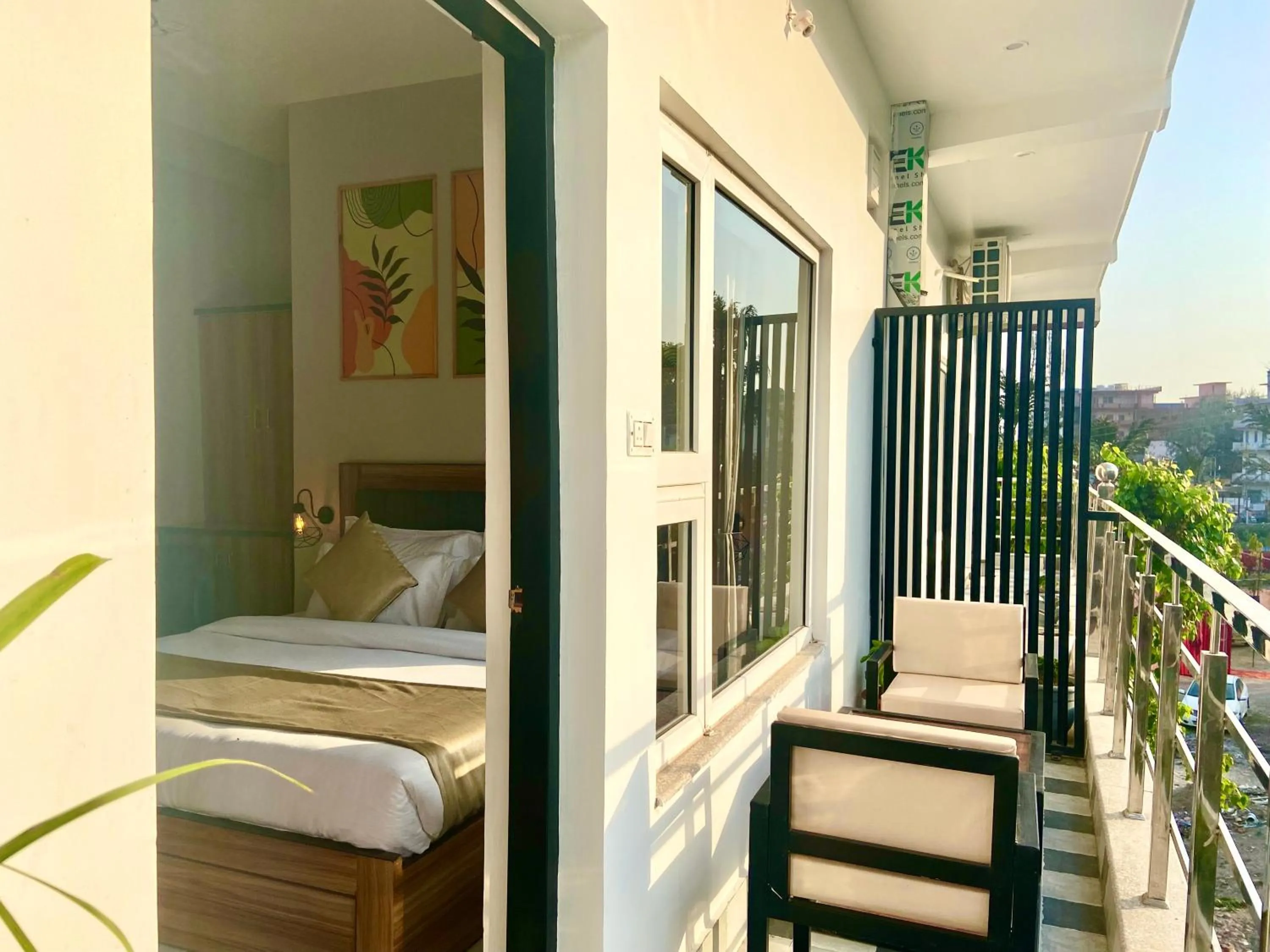 Patio, Bed in Hotel Wraveler Inn