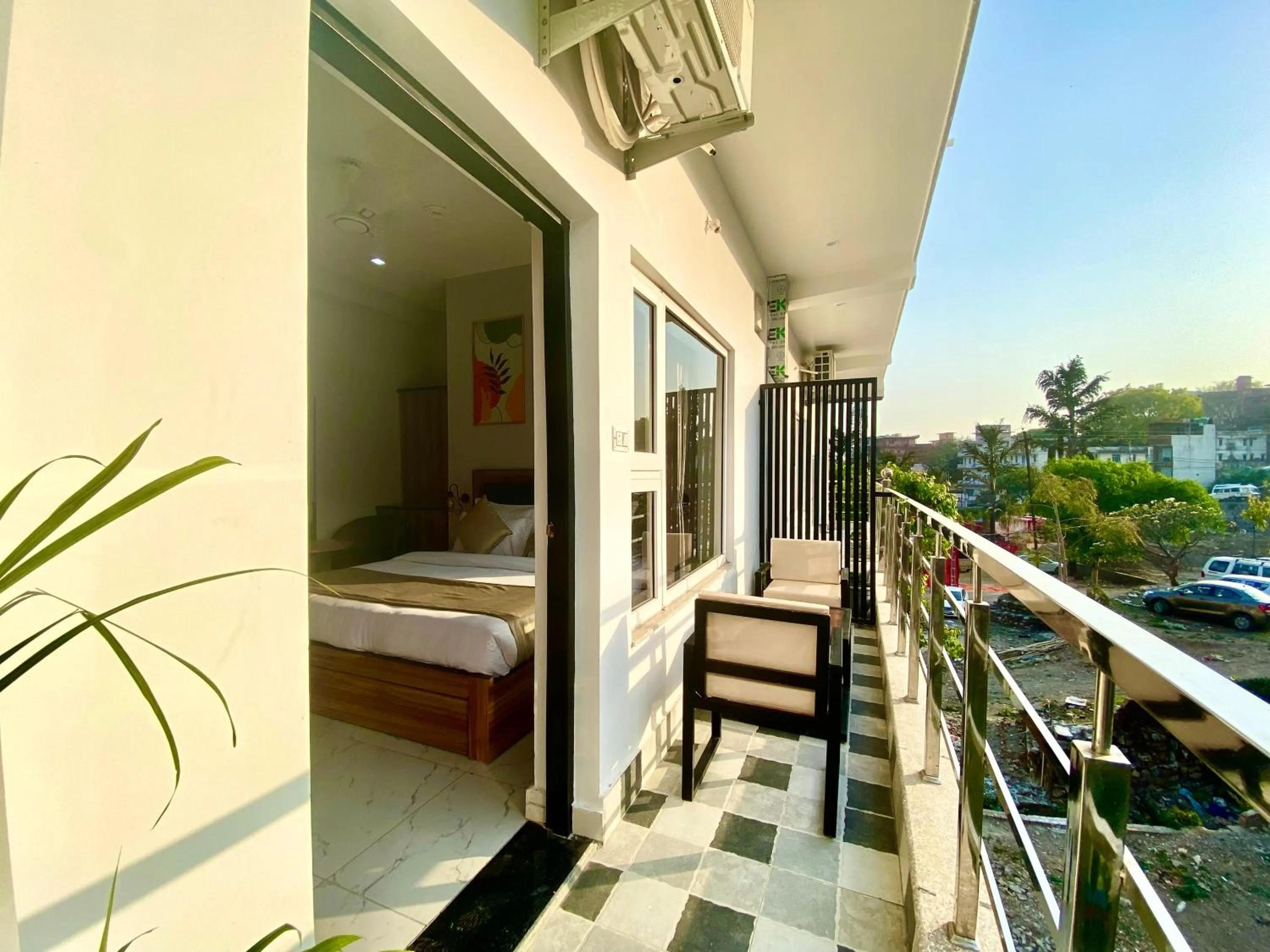 Property building, Bed in Hotel Wraveler Inn