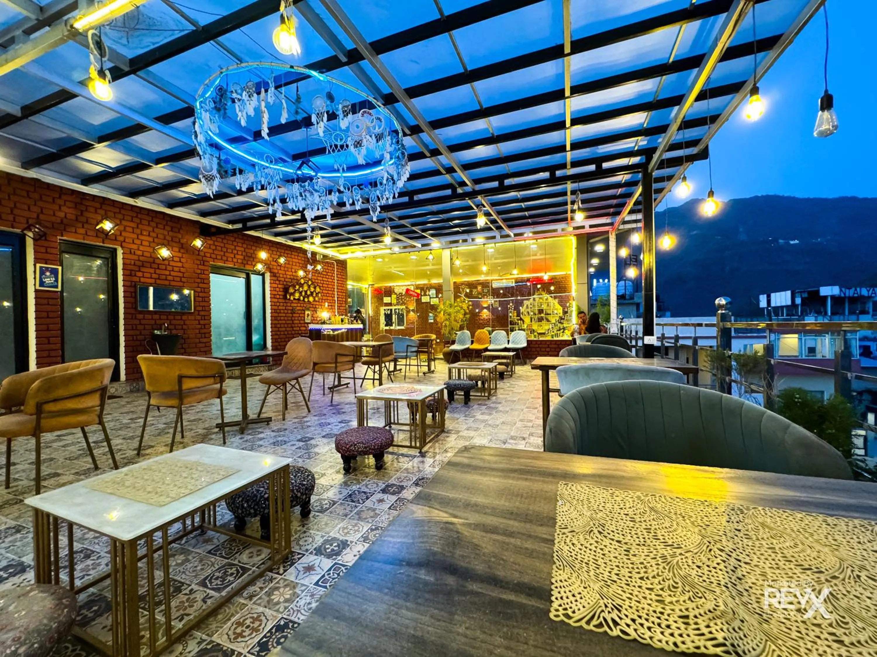 Restaurant/places to eat in Hotel Wraveler Inn