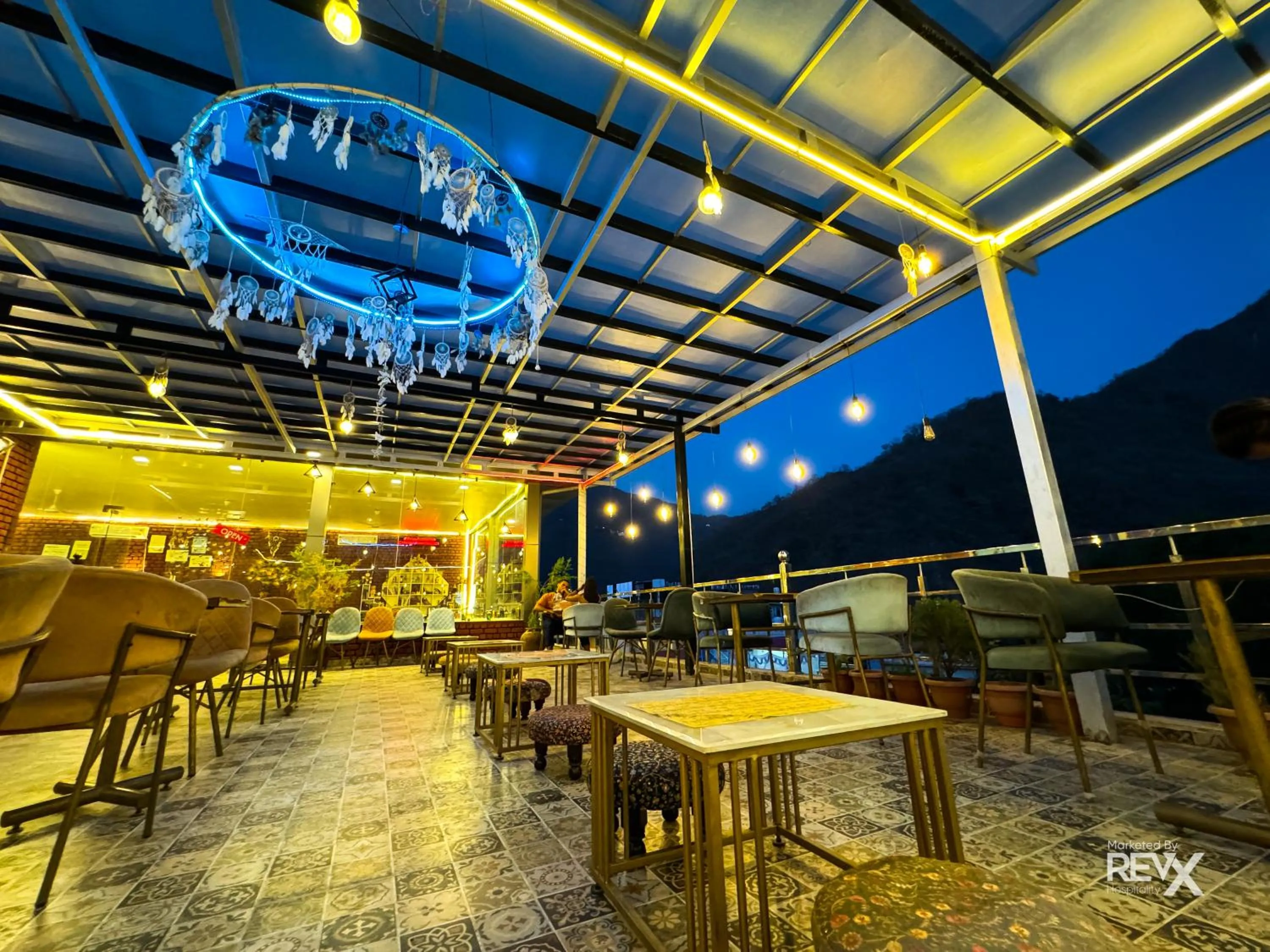 Restaurant/places to eat in Hotel Wraveler Inn