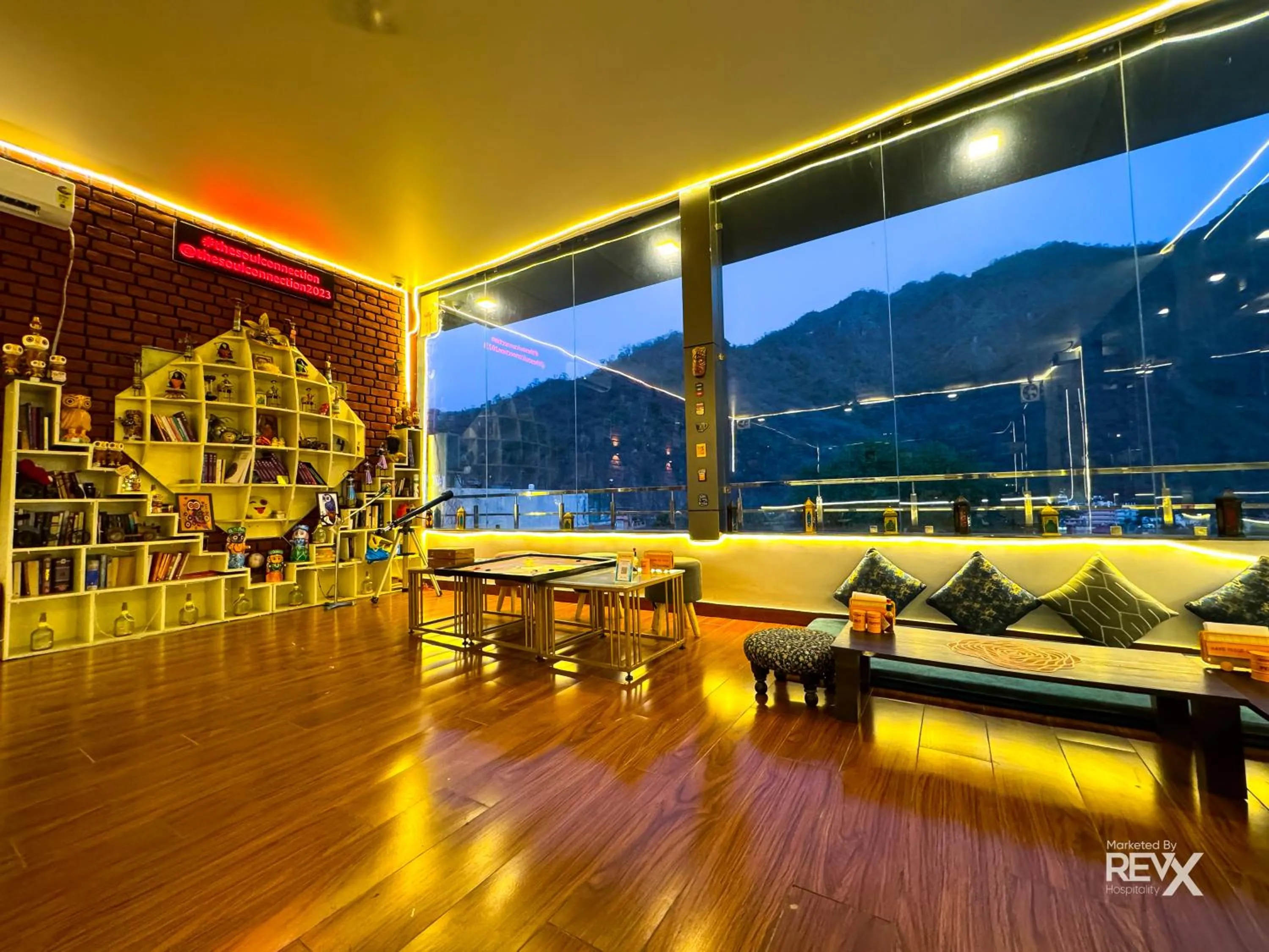 Seating area in Hotel Wraveler Inn