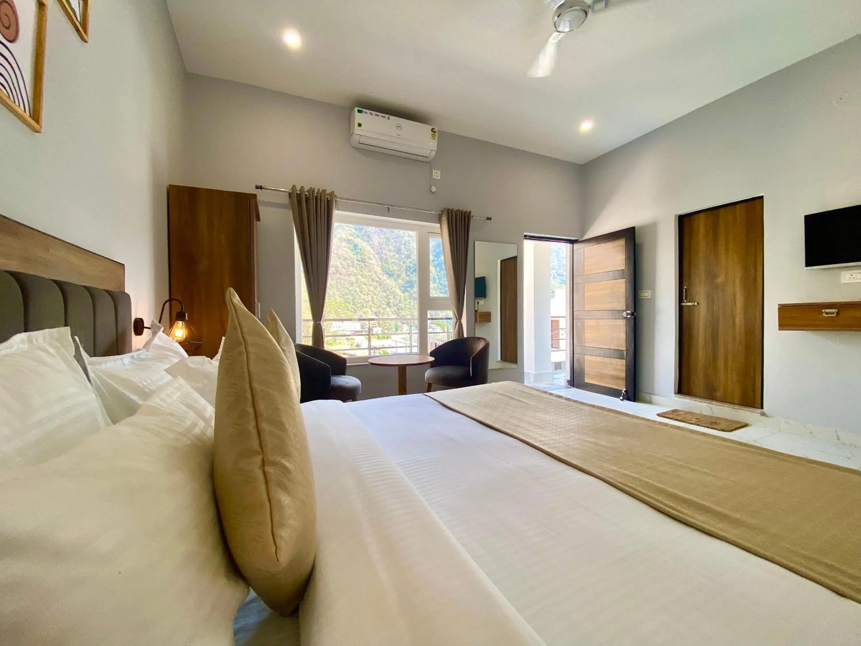 Communal lounge/ TV room, Bed in Hotel Wraveler Inn