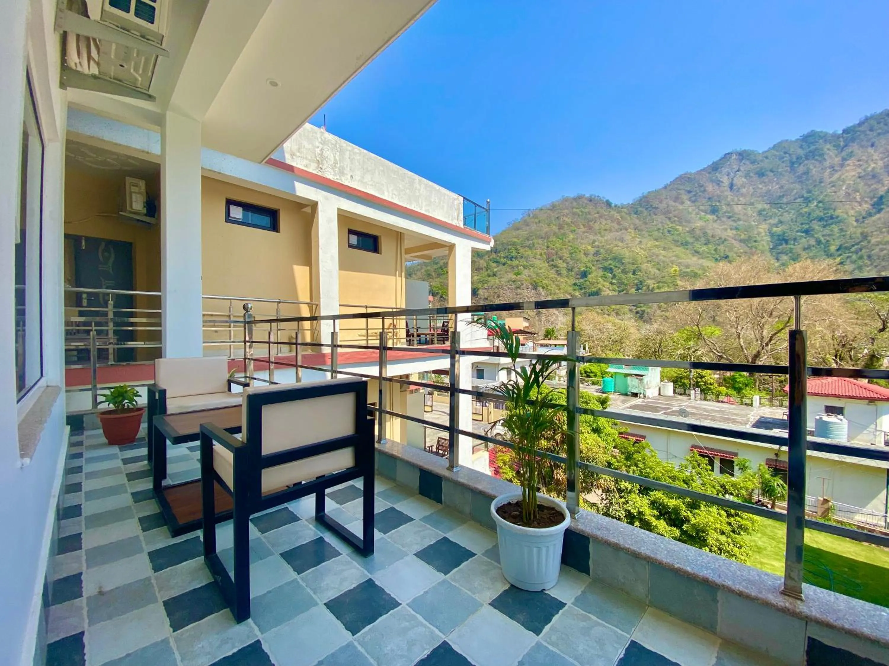 Property building in Hotel Wraveler Inn