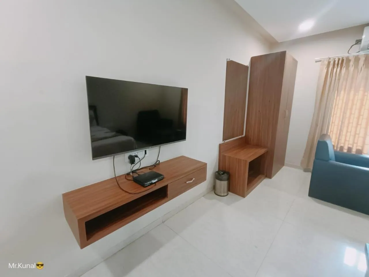 Communal lounge/ TV room in VOV Hotels Vijayapura