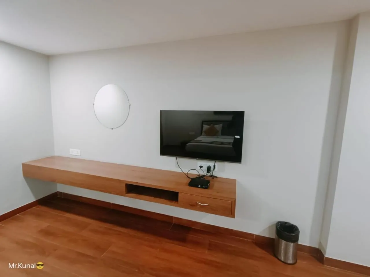 Communal lounge/ TV room in VOV Hotels Vijayapura