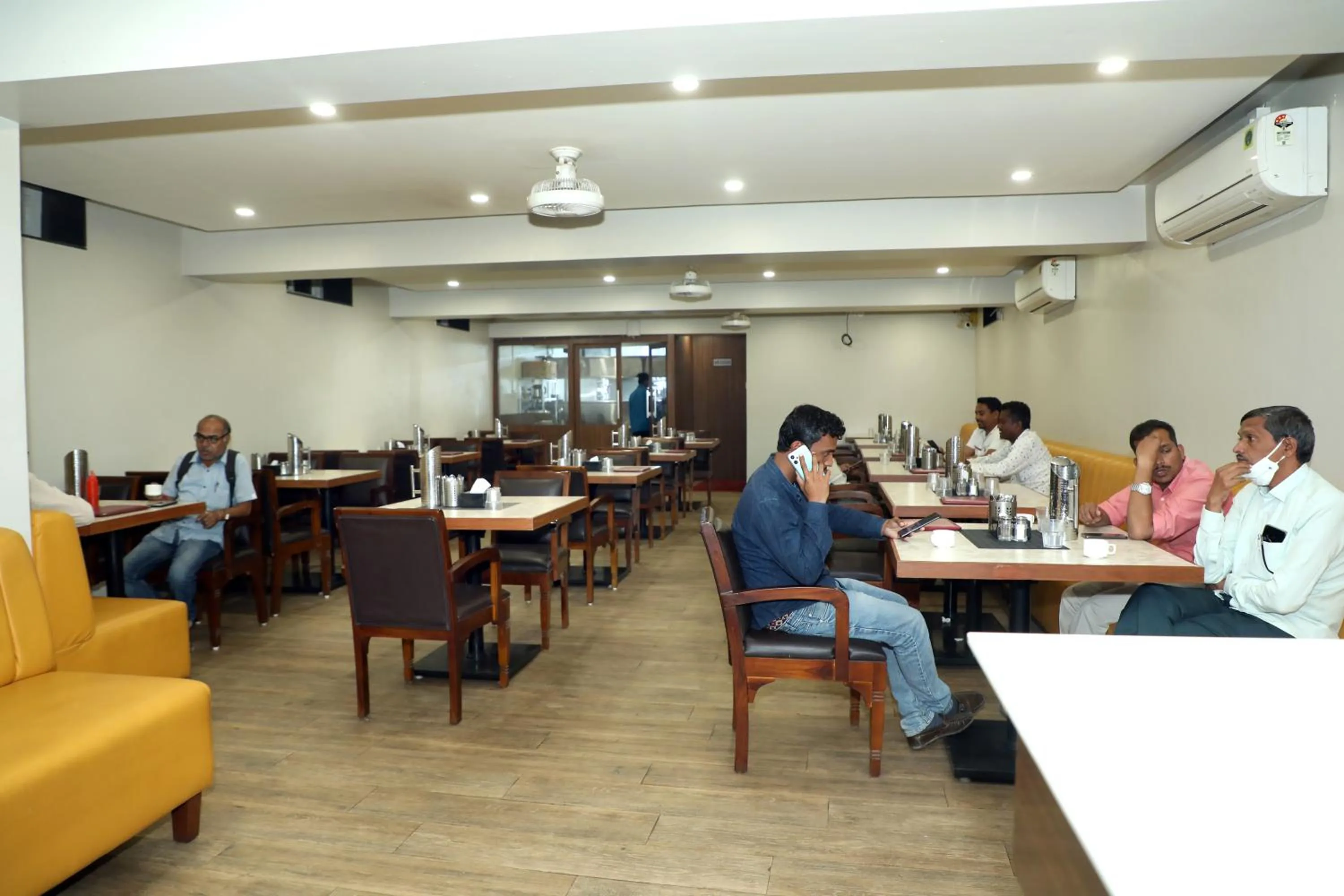 Restaurant/places to eat in VOV Hotels Vijayapura