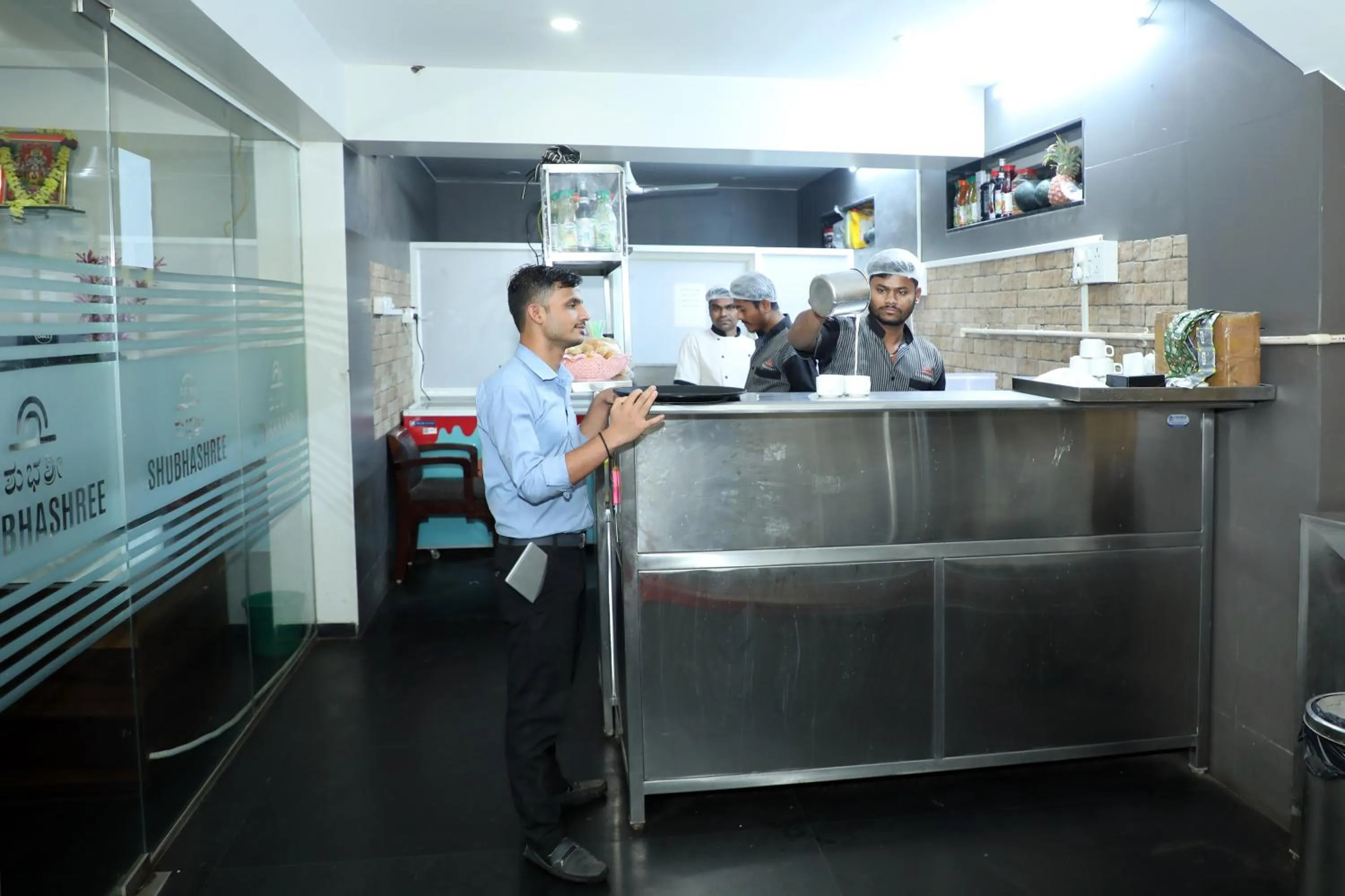 Restaurant/places to eat in VOV Hotels Vijayapura
