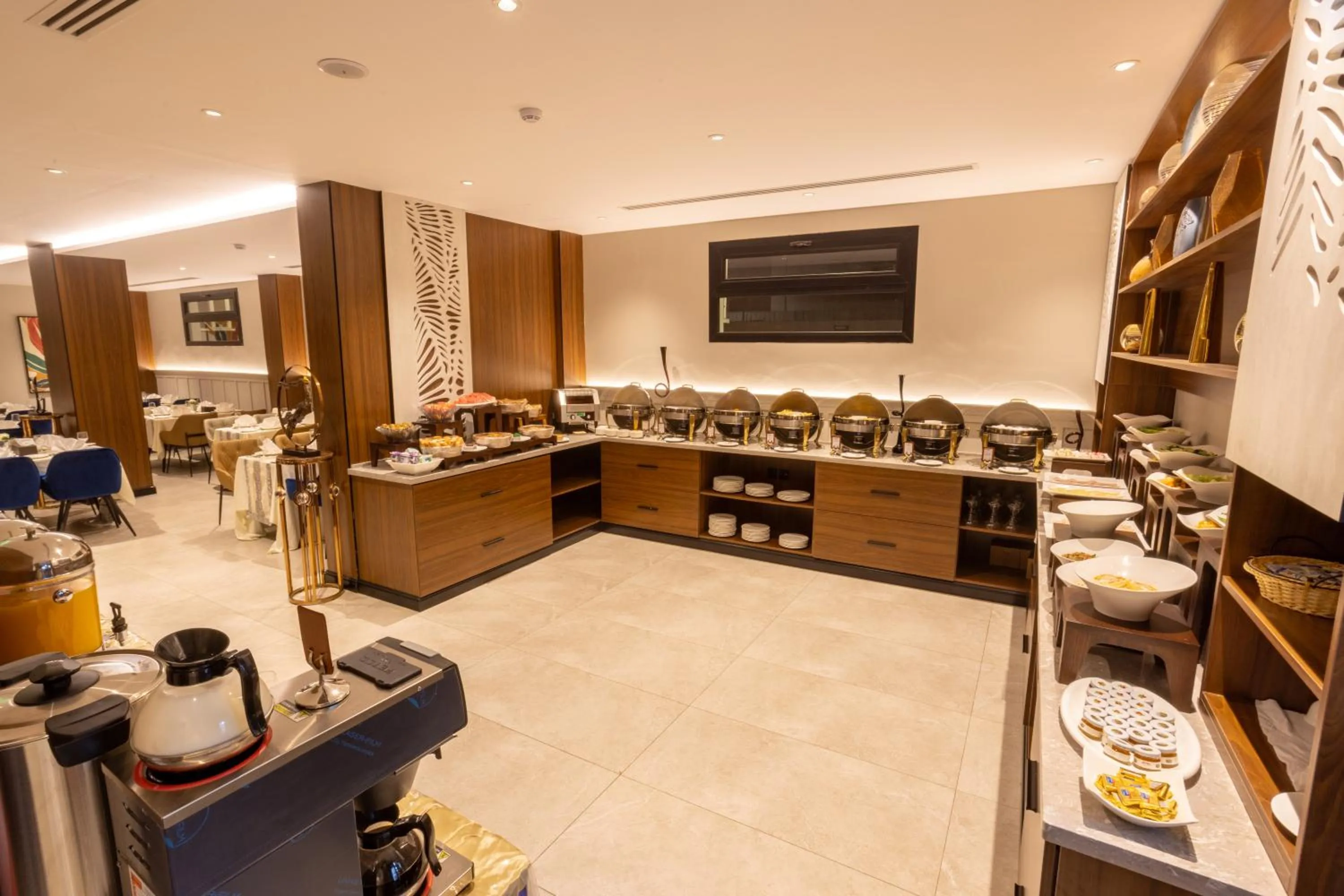 Restaurant/places to eat in Skyline Hotel & Suites