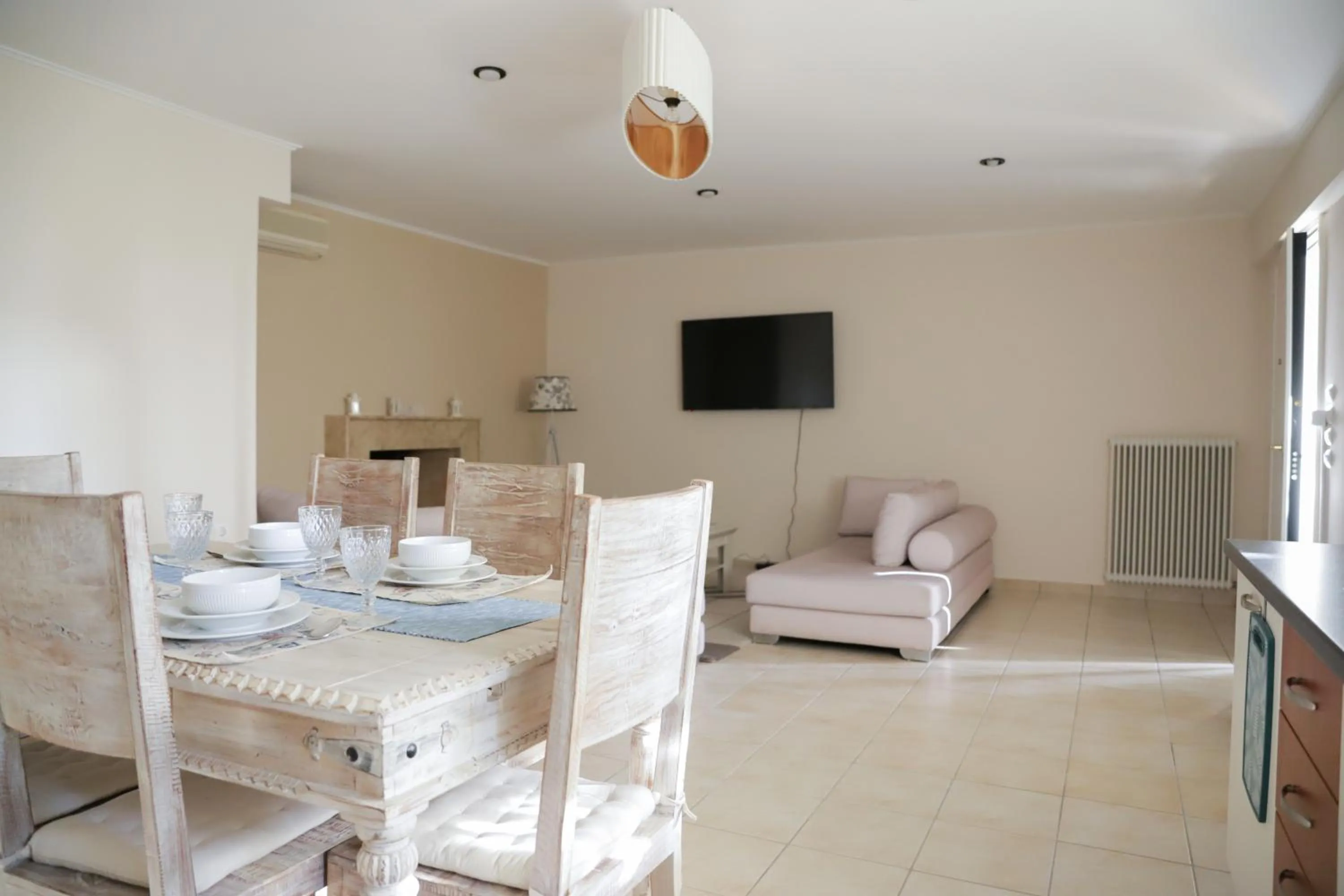 Communal lounge/ TV room in Perfect home for Relaxing